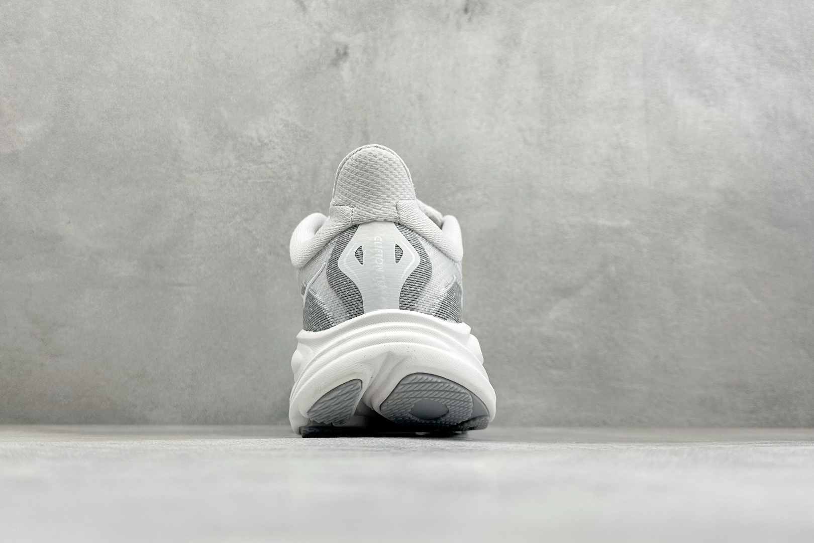 W版HOKA ONE M CLIFTON 10 机能缓震跑鞋 #鞋面部分采用工程网眼面料，可以确保必要的透气性能。使用了