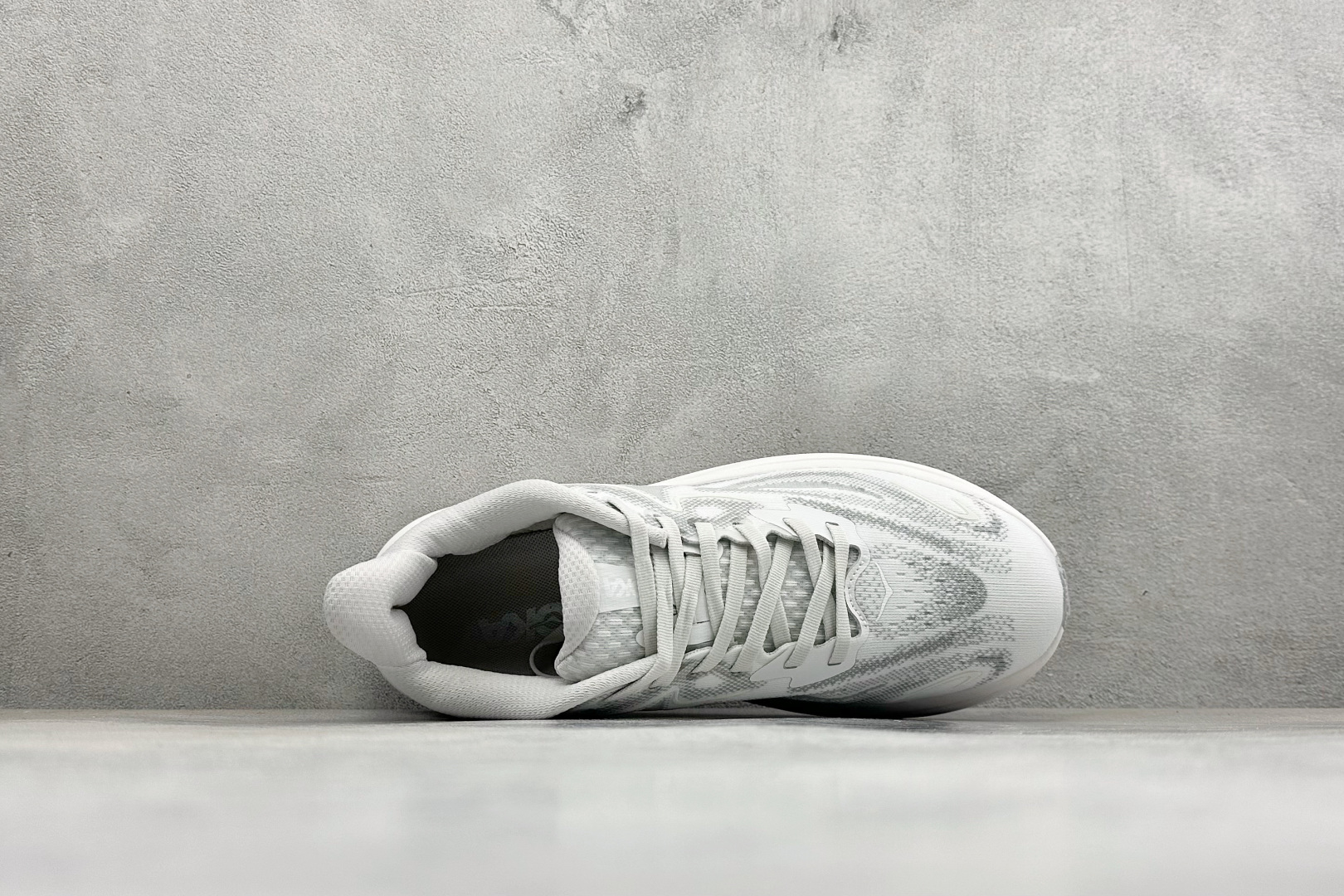 W版HOKA ONE M CLIFTON 10 机能缓震跑鞋 #鞋面部分采用工程网眼面料，可以确保必要的透气性能。使用了