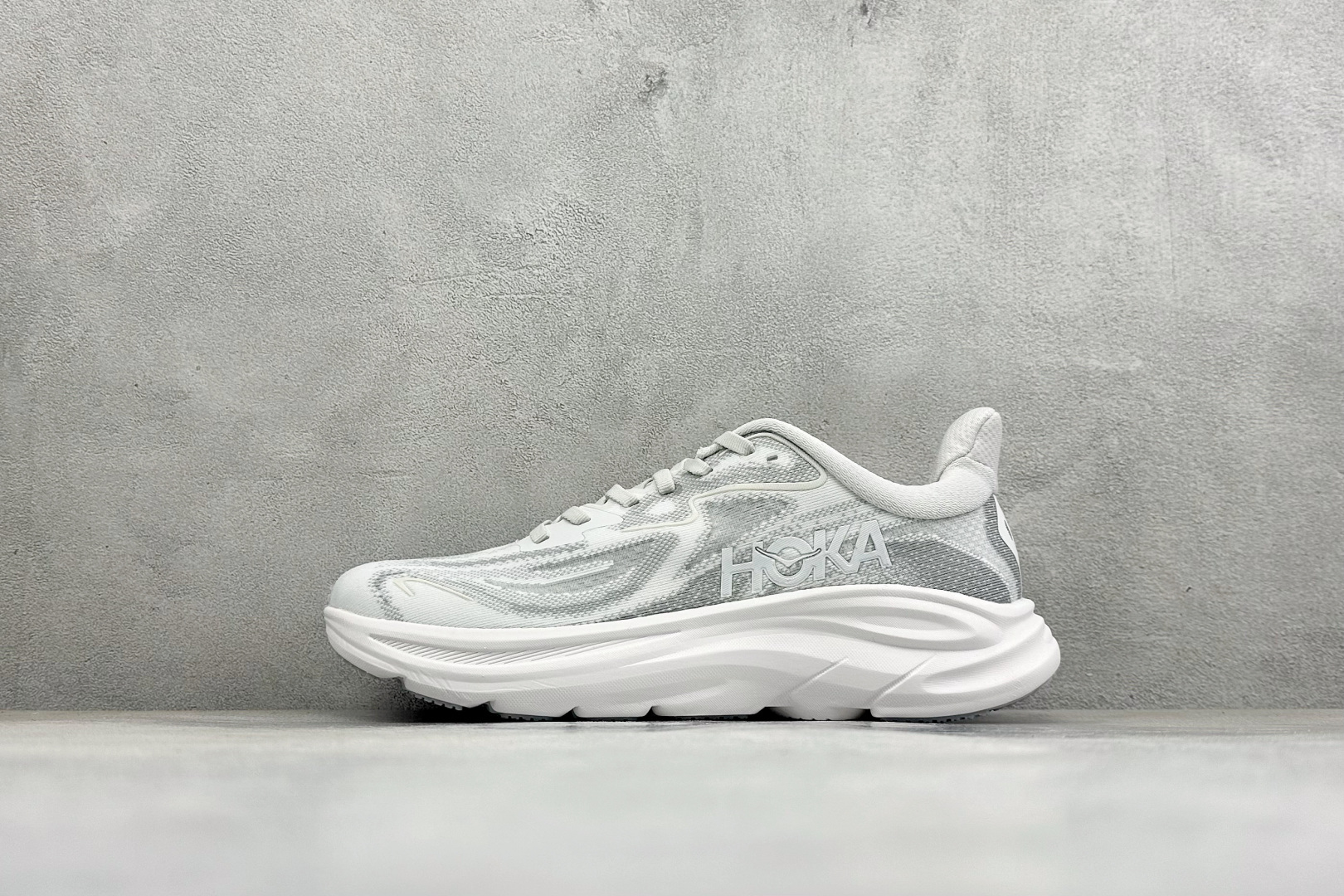 W版HOKA ONE M CLIFTON 10 机能缓震跑鞋 #鞋面部分采用工程网眼面料，可以确保必要的透气性能。使用了