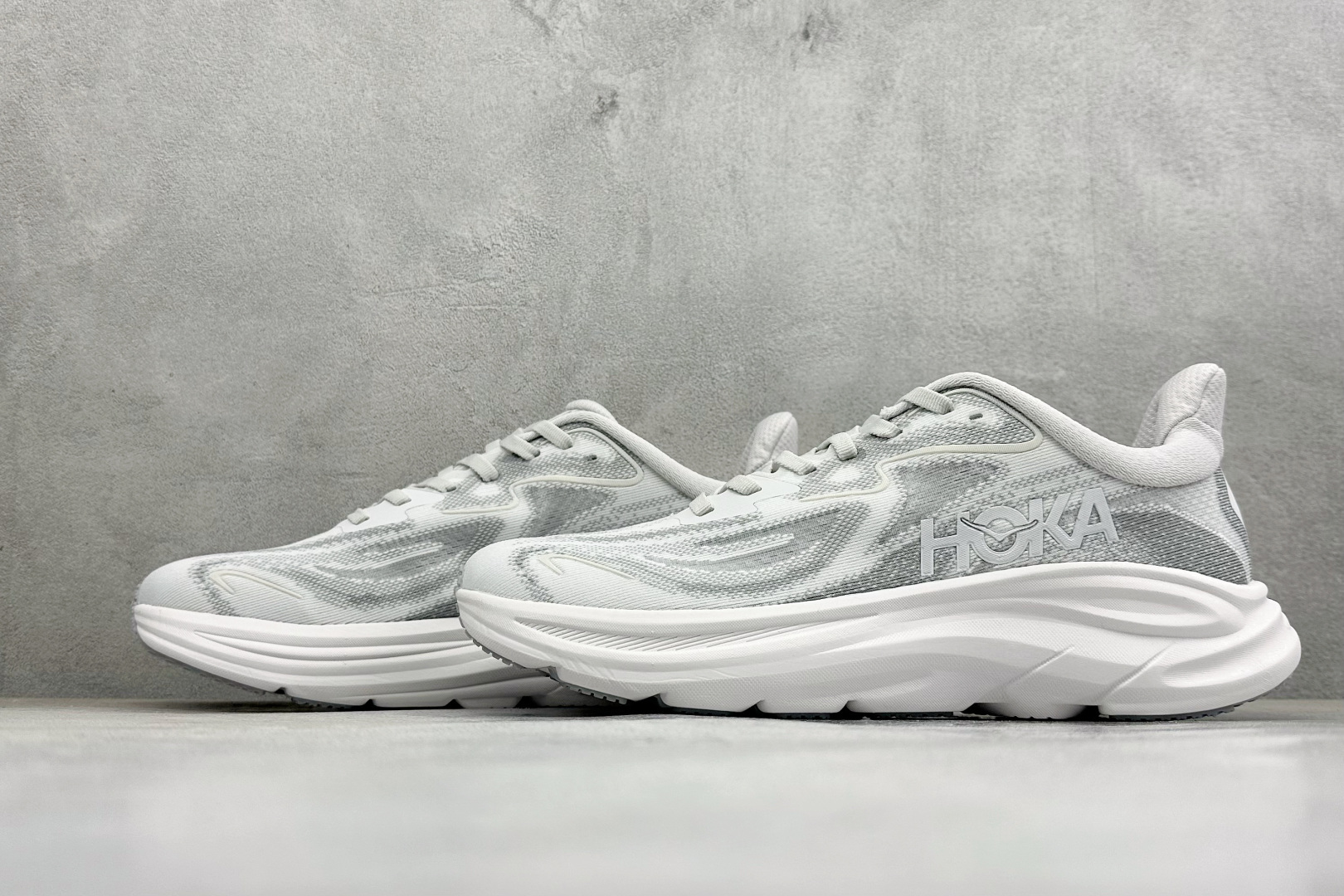 W版HOKA ONE M CLIFTON 10 机能缓震跑鞋 #鞋面部分采用工程网眼面料，可以确保必要的透气性能。使用了