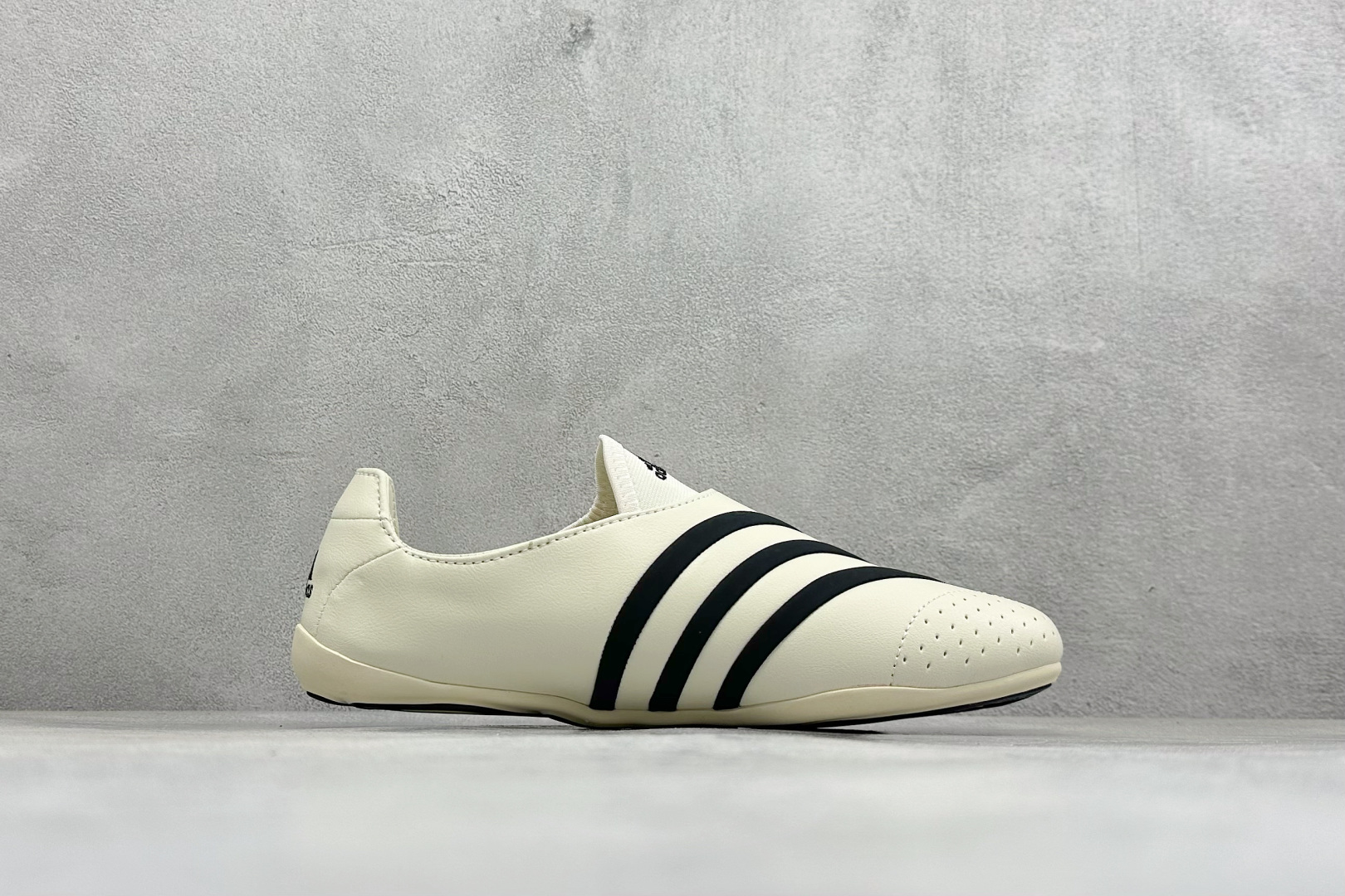 Adidas x Pharrell Williams Vario Flat Earther 阿迪联名款舒适贴合生活休闲鞋