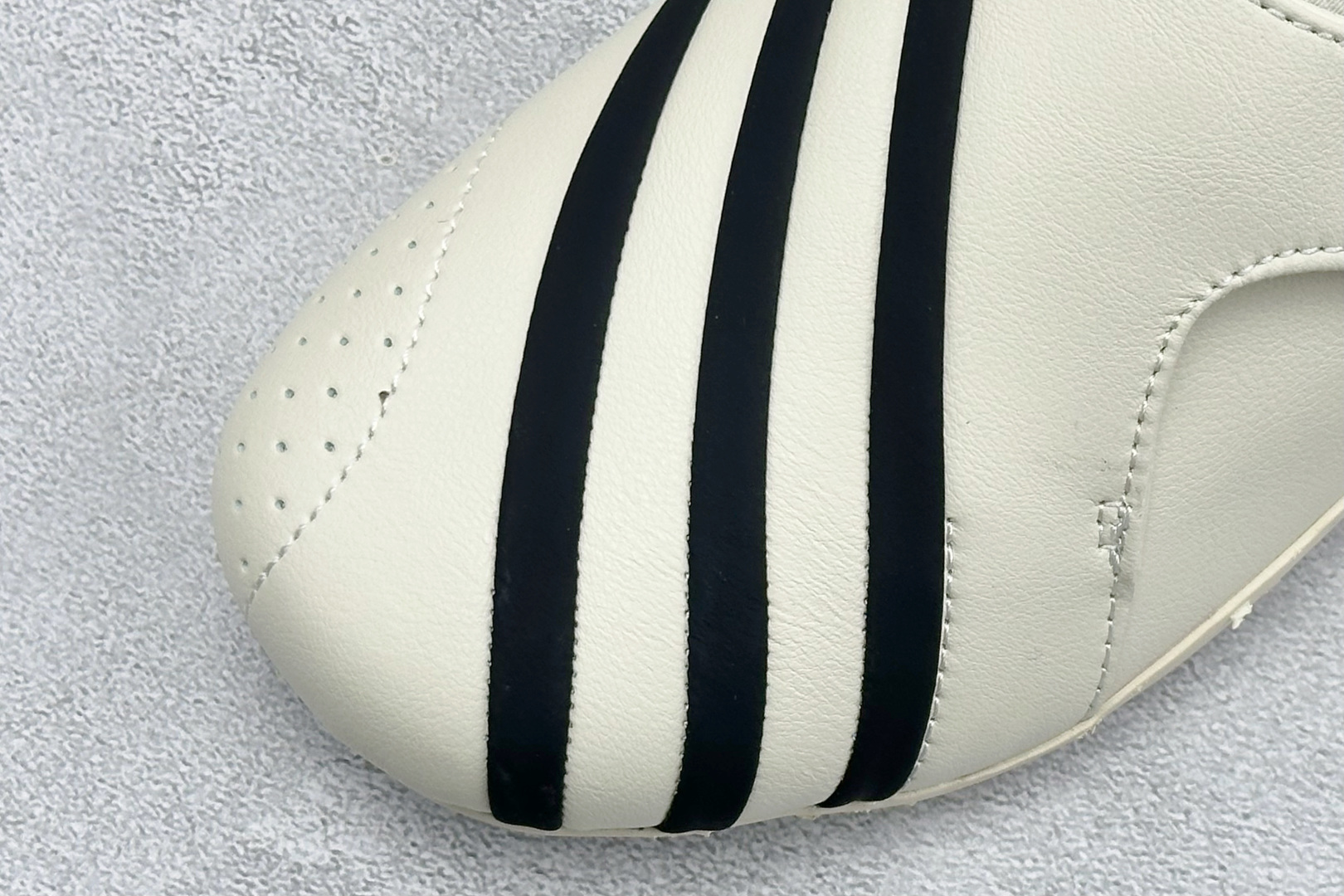 Adidas x Pharrell Williams Vario Flat Earther 阿迪联名款舒适贴合生活休闲鞋
