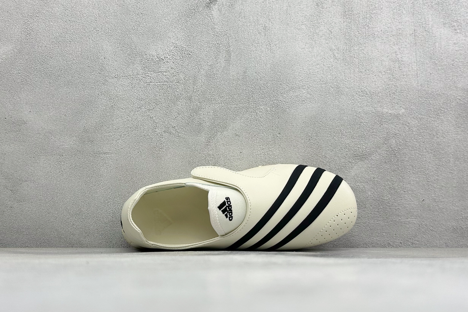 Adidas x Pharrell Williams Vario Flat Earther 阿迪联名款舒适贴合生活休闲鞋