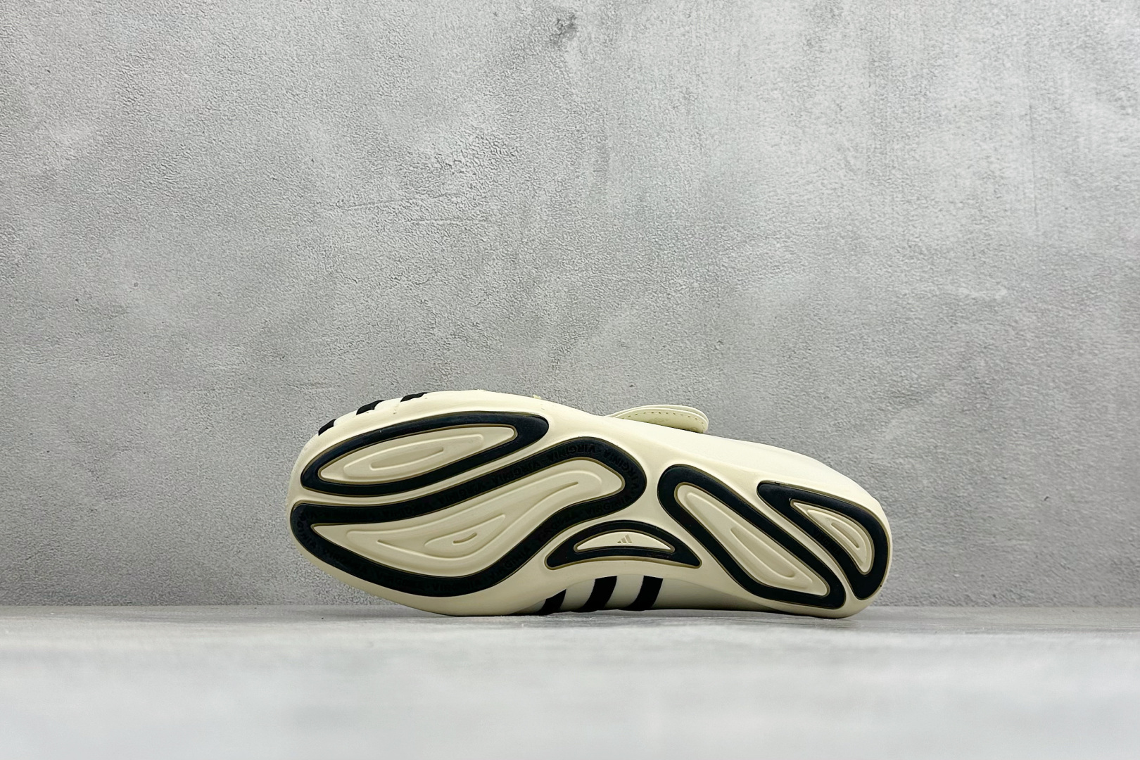 Adidas x Pharrell Williams Vario Flat Earther 阿迪联名款舒适贴合生活休闲鞋