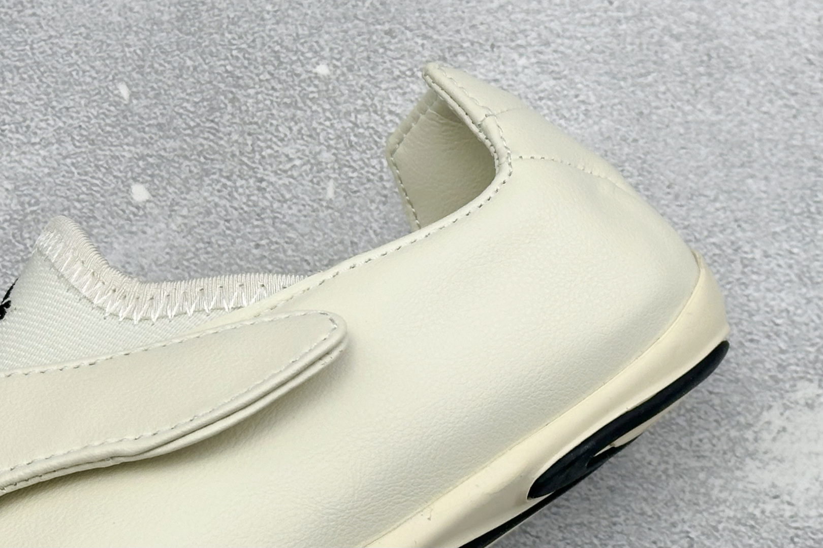 Adidas x Pharrell Williams Vario Flat Earther 阿迪联名款舒适贴合生活休闲鞋