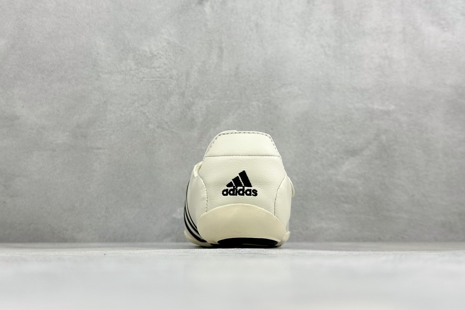 Adidas x Pharrell Williams Vario Flat Earther 阿迪联名款舒适贴合生活休闲鞋