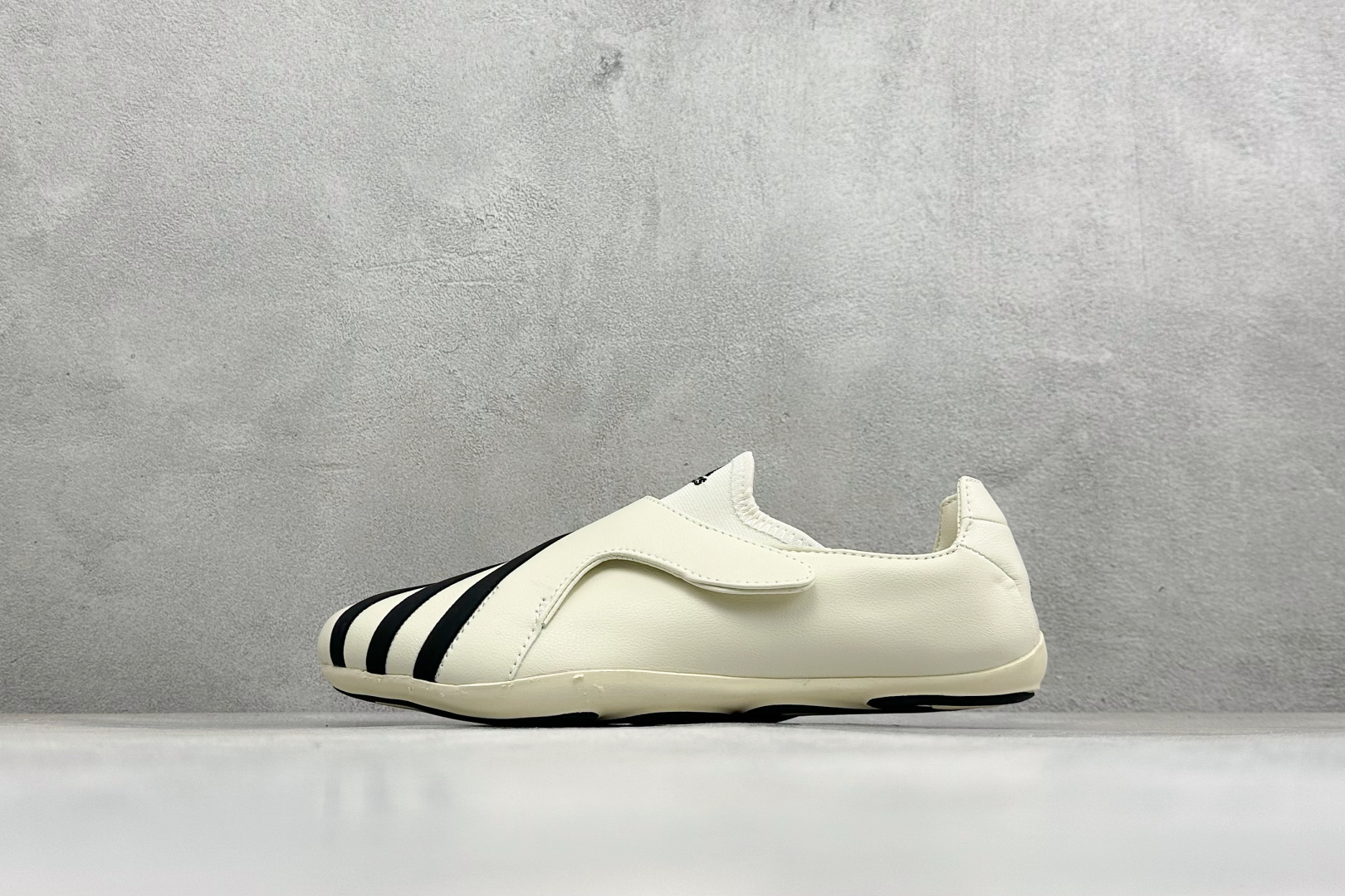 Adidas x Pharrell Williams Vario Flat Earther 阿迪联名款舒适贴合生活休闲鞋