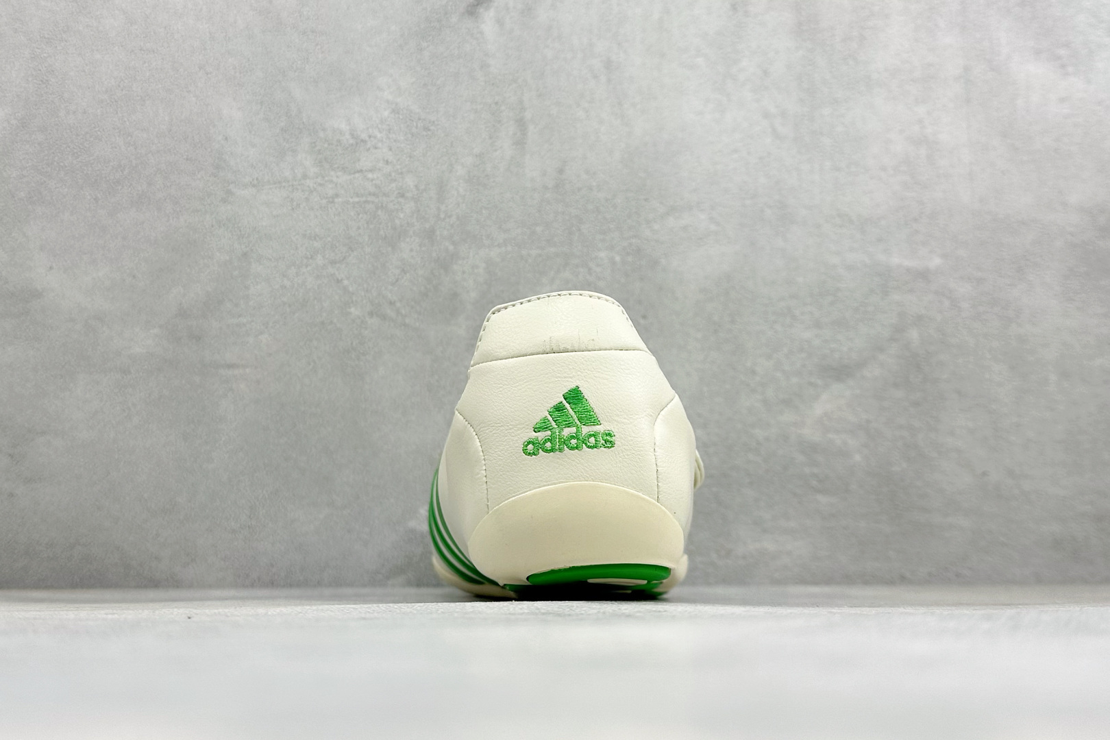 Adidas x Pharrell Williams Vario Flat Earther 阿迪联名款舒适贴合生活休闲鞋