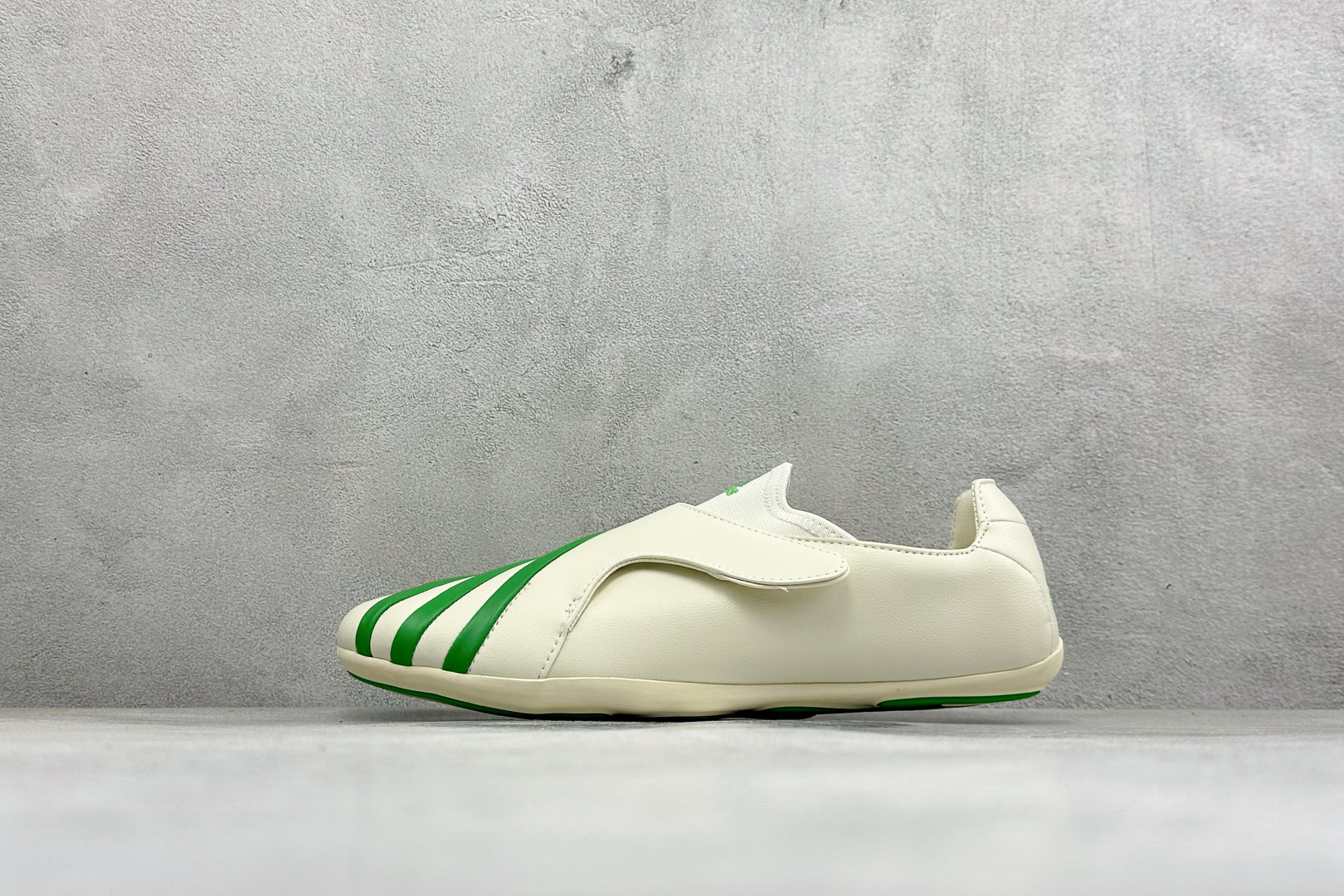 Adidas x Pharrell Williams Vario Flat Earther 阿迪联名款舒适贴合生活休闲鞋