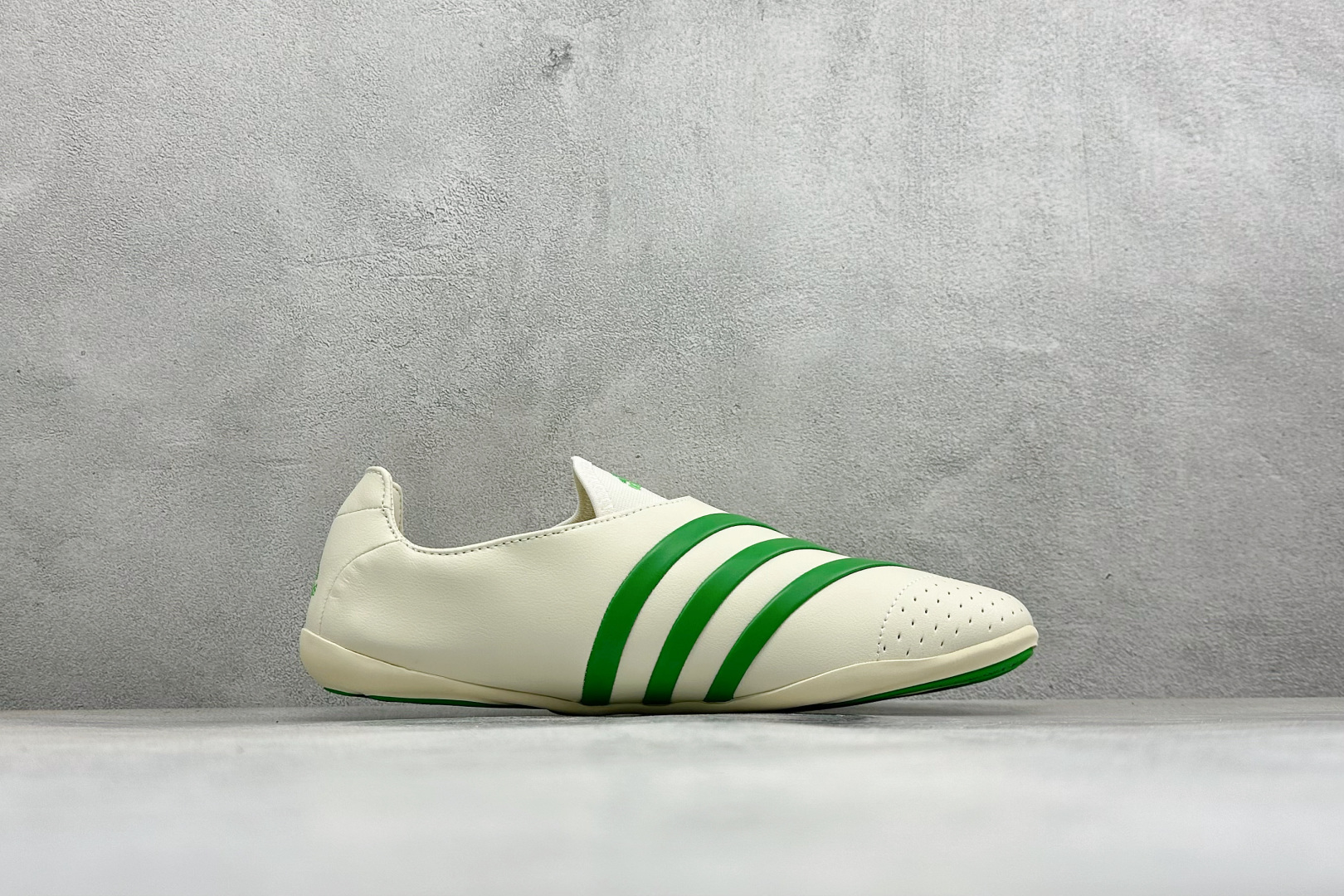 Adidas x Pharrell Williams Vario Flat Earther 阿迪联名款舒适贴合生活休闲鞋