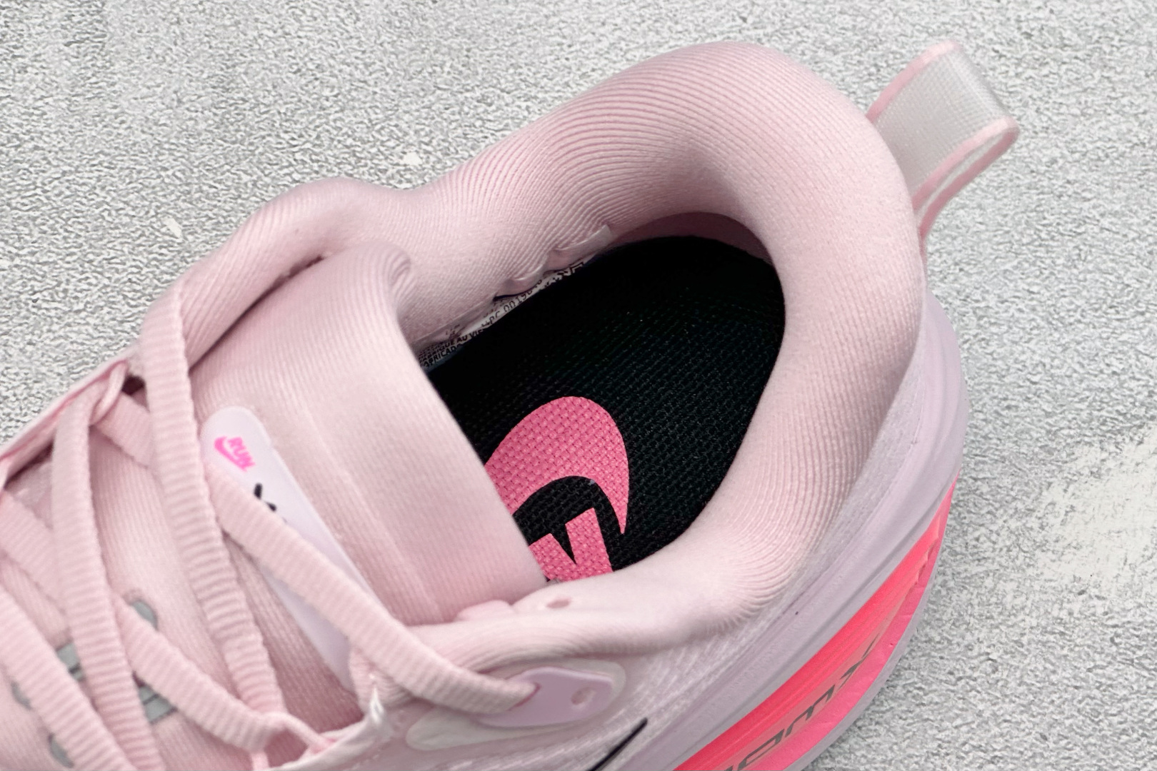 XL福利 Nike VOMERO PLUS 耐克 舒适减震防滑 低帮跑步鞋 全掌ReactX泡绵中底 前掌和后跟还配备了