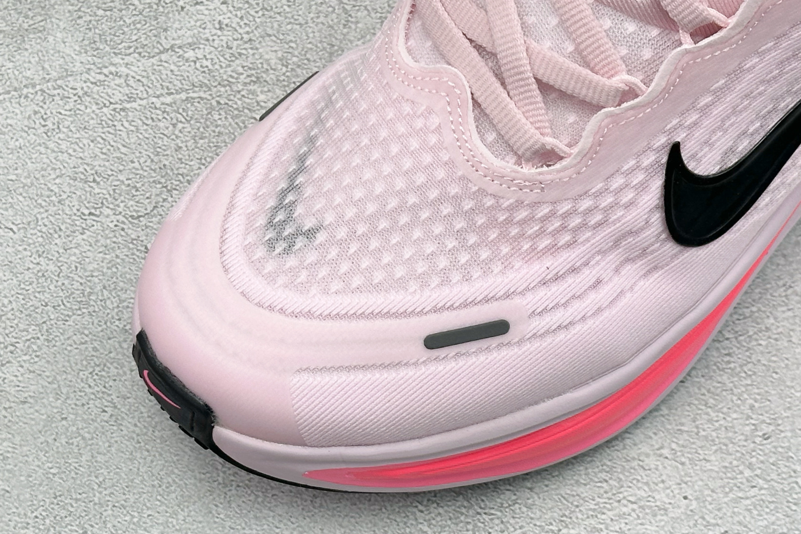 XL福利 Nike VOMERO PLUS 耐克 舒适减震防滑 低帮跑步鞋 全掌ReactX泡绵中底 前掌和后跟还配备了