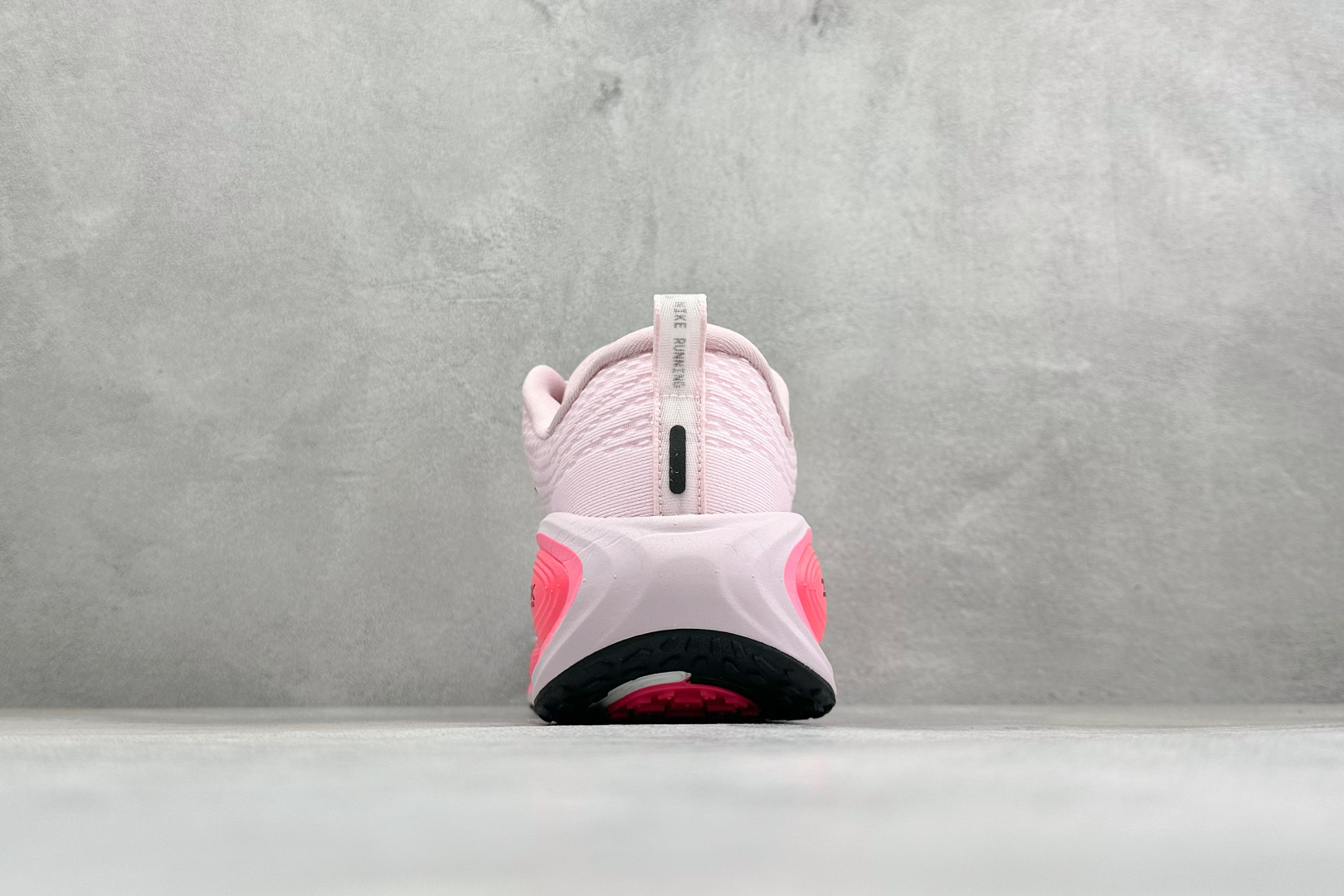 XL福利 Nike VOMERO PLUS 耐克 舒适减震防滑 低帮跑步鞋 全掌ReactX泡绵中底 前掌和后跟还配备了