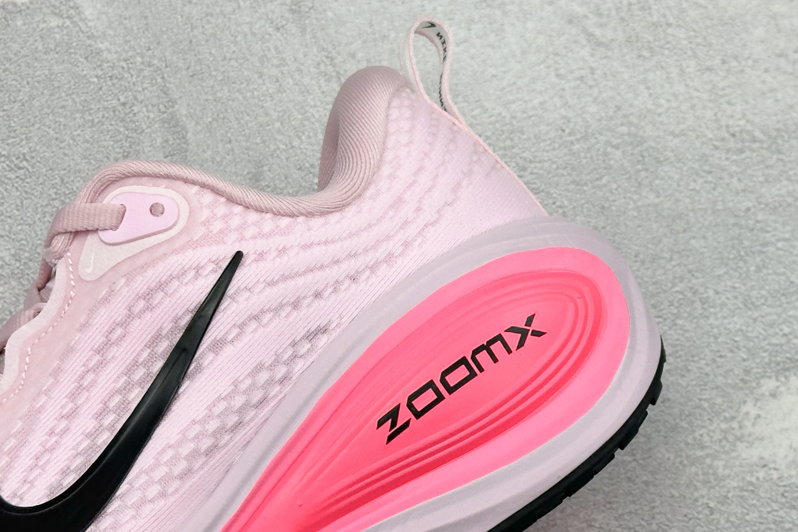 XL福利 Nike VOMERO PLUS 耐克 舒适减震防滑 低帮跑步鞋 全掌ReactX泡绵中底 前掌和后跟还配备了