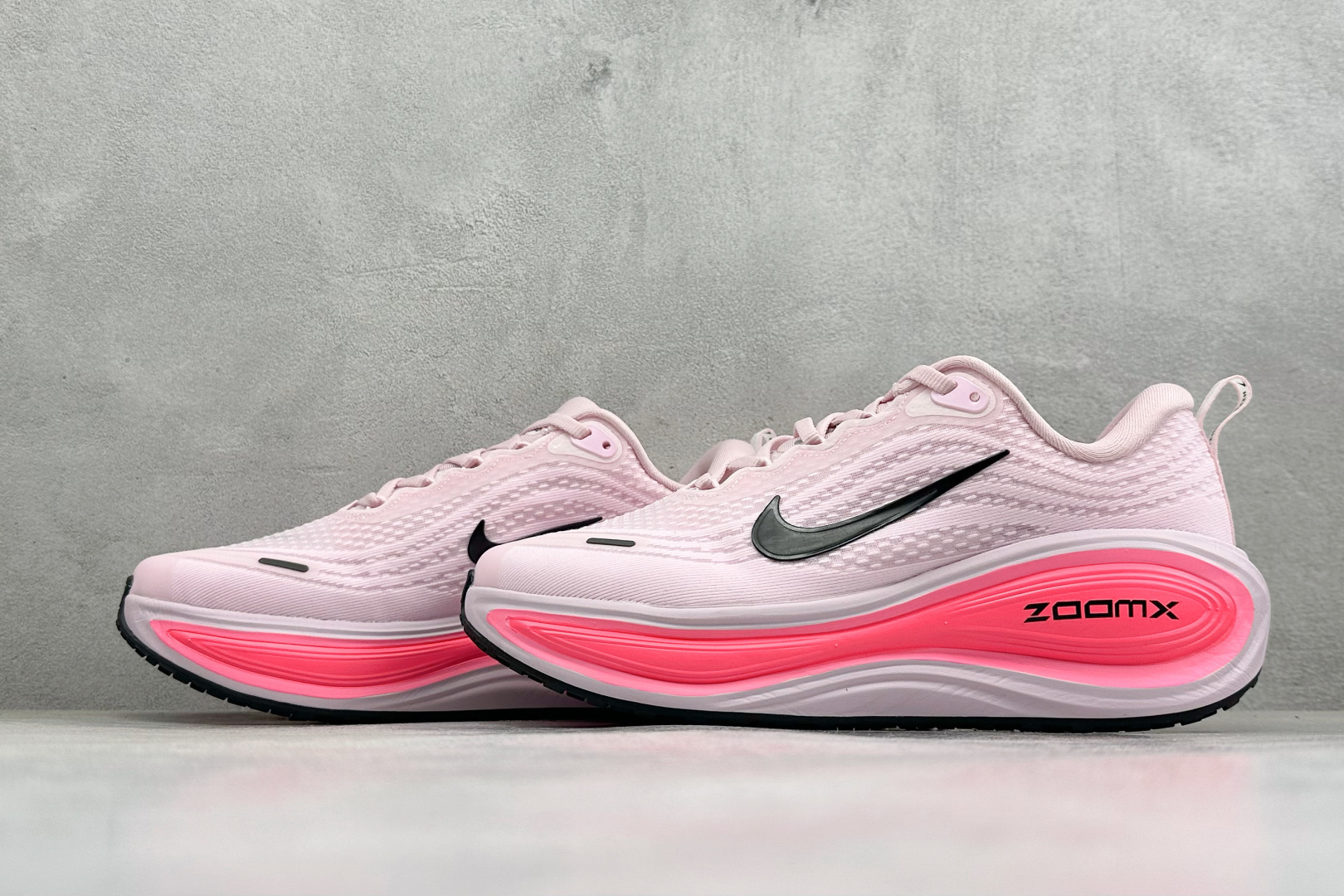 XL福利 Nike VOMERO PLUS 耐克 舒适减震防滑 低帮跑步鞋 全掌ReactX泡绵中底 前掌和后跟还配备了