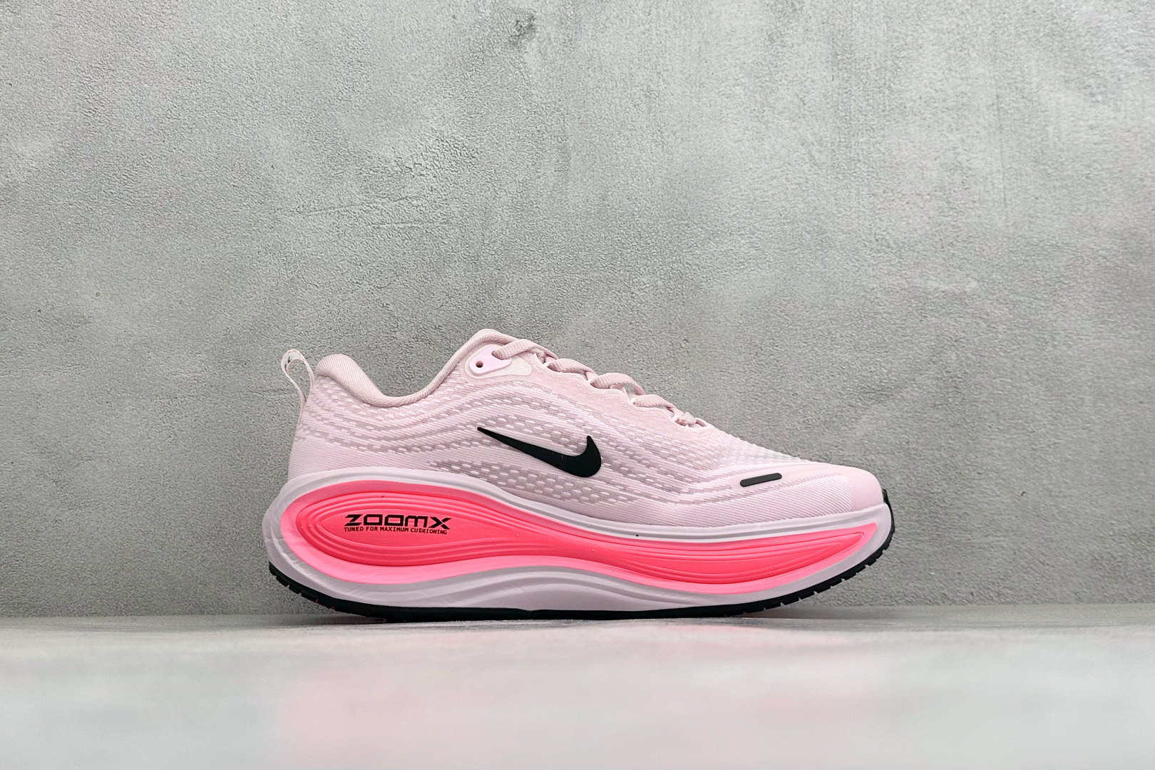 XL福利 Nike VOMERO PLUS 耐克 舒适减震防滑 低帮跑步鞋 全掌ReactX泡绵中底 前掌和后跟还配备了
