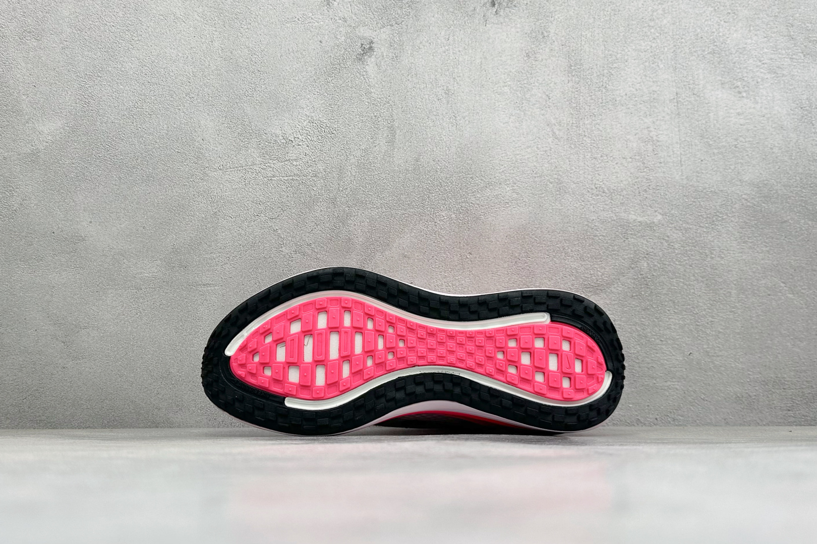 XL福利 Nike VOMERO PLUS 耐克 舒适减震防滑 低帮跑步鞋 全掌ReactX泡绵中底 前掌和后跟还配备了