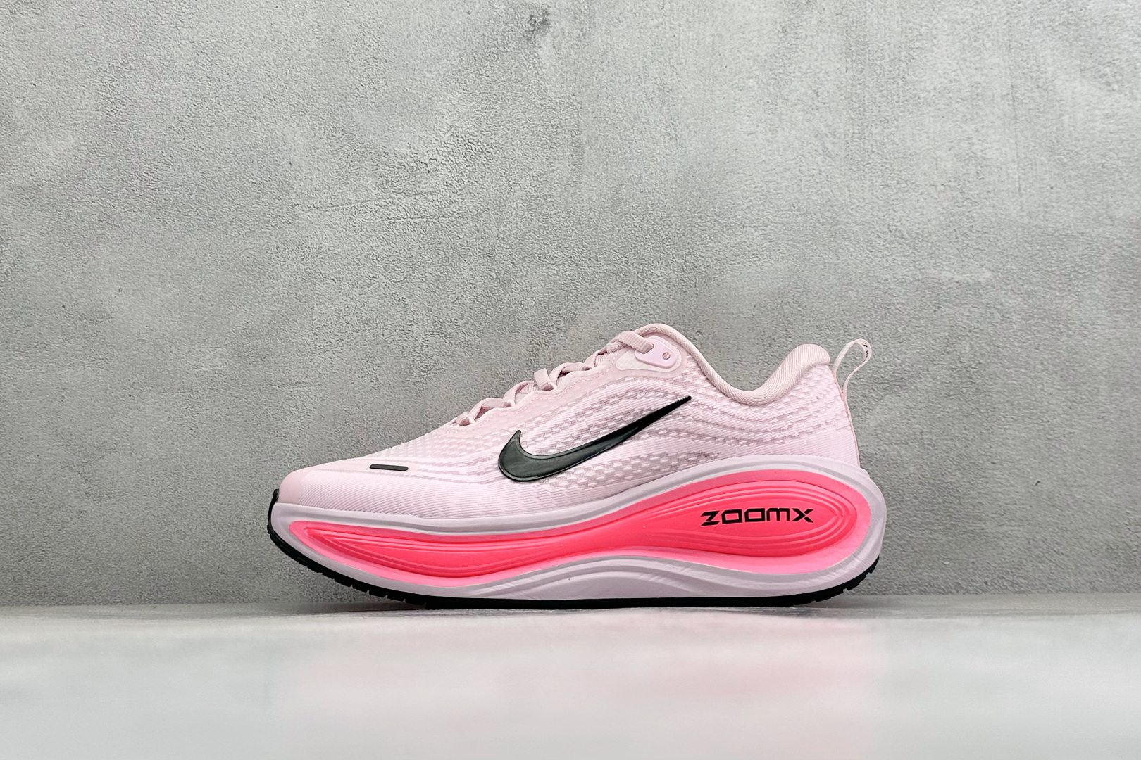 XL福利 Nike VOMERO PLUS 耐克 舒适减震防滑 低帮跑步鞋 全掌ReactX泡绵中底 前掌和后跟还配备了
