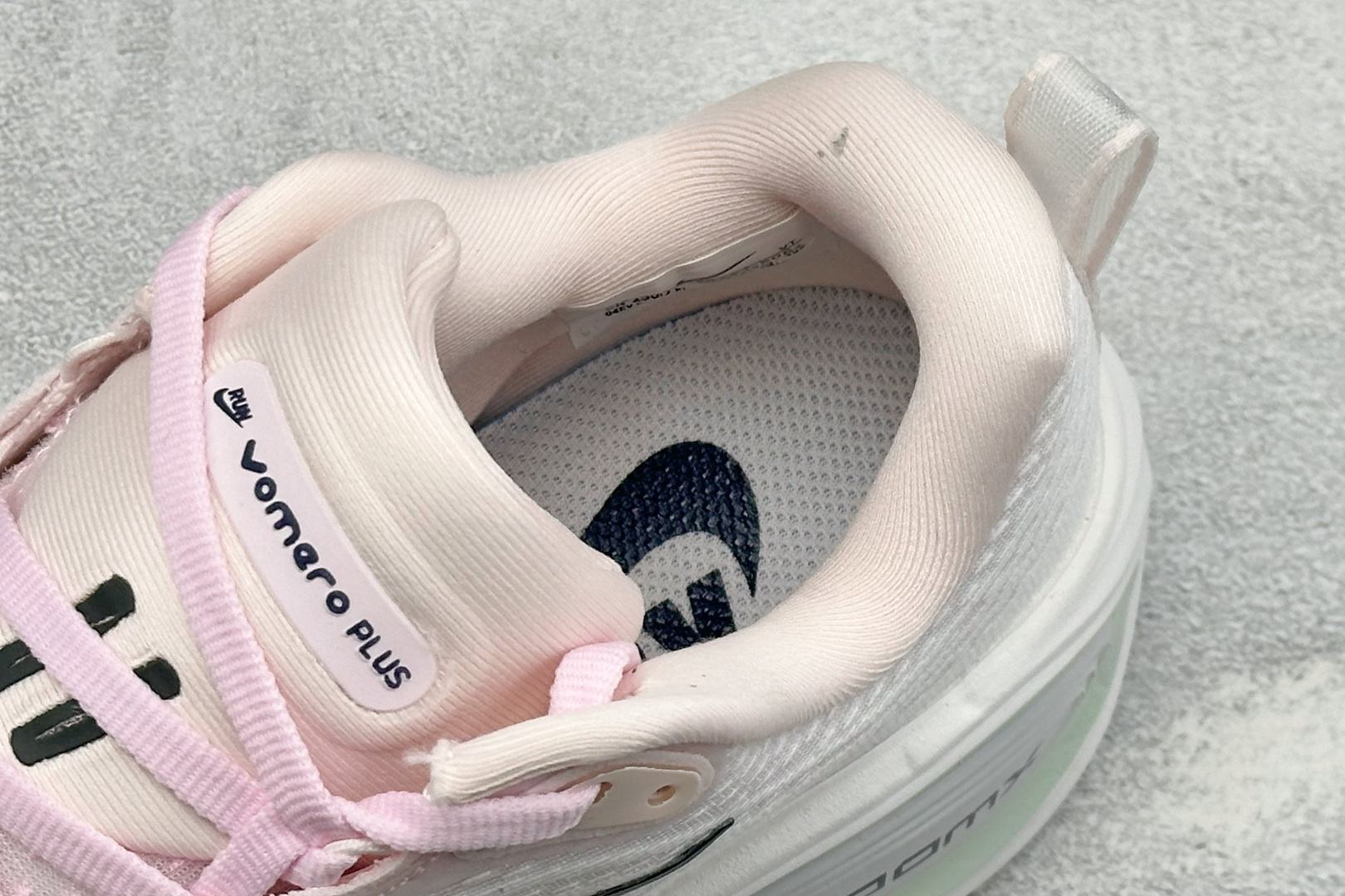 XL福利 Nike VOMERO PLUS 耐克 舒适减震防滑 低帮跑步鞋 全掌ReactX泡绵中底 前掌和后跟还配备了
