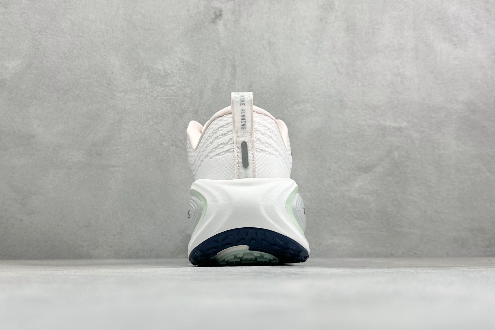 XL福利 Nike VOMERO PLUS 耐克 舒适减震防滑 低帮跑步鞋 全掌ReactX泡绵中底 前掌和后跟还配备了