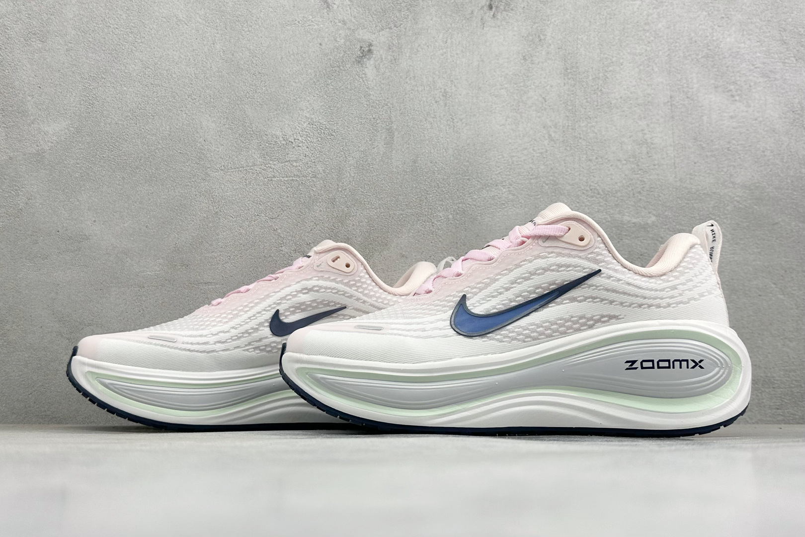 XL福利 Nike VOMERO PLUS 耐克 舒适减震防滑 低帮跑步鞋 全掌ReactX泡绵中底 前掌和后跟还配备了