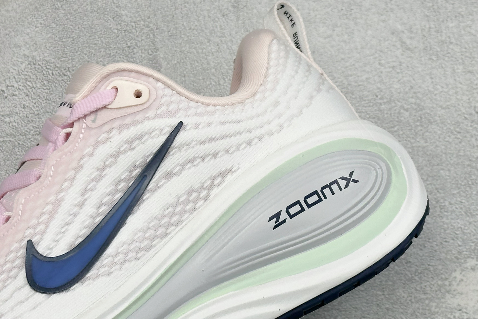 XL福利 Nike VOMERO PLUS 耐克 舒适减震防滑 低帮跑步鞋 全掌ReactX泡绵中底 前掌和后跟还配备了