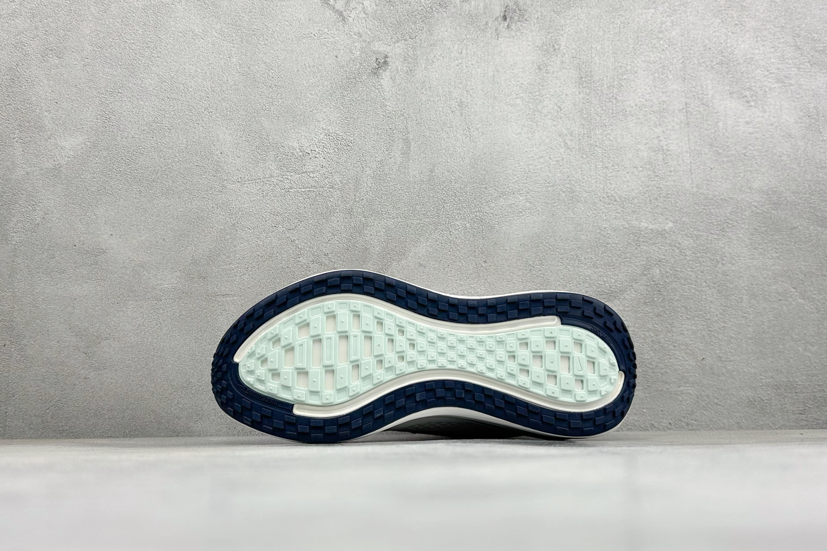 XL福利 Nike VOMERO PLUS 耐克 舒适减震防滑 低帮跑步鞋 全掌ReactX泡绵中底 前掌和后跟还配备了
