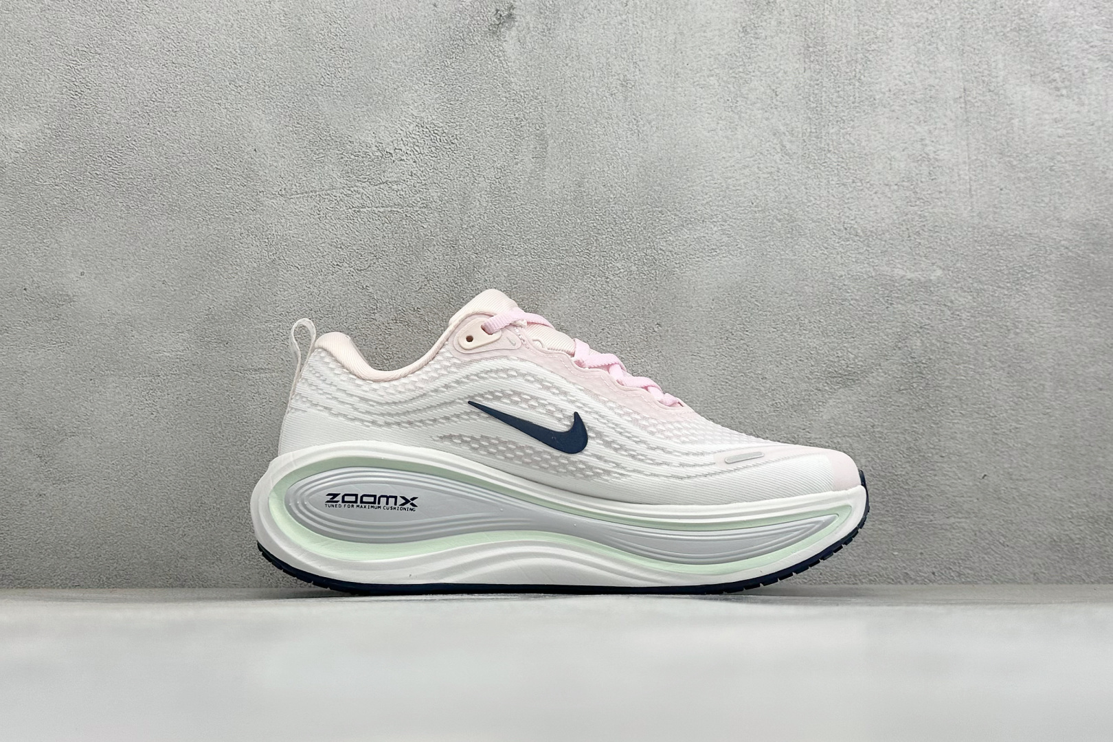 XL福利 Nike VOMERO PLUS 耐克 舒适减震防滑 低帮跑步鞋 全掌ReactX泡绵中底 前掌和后跟还配备了