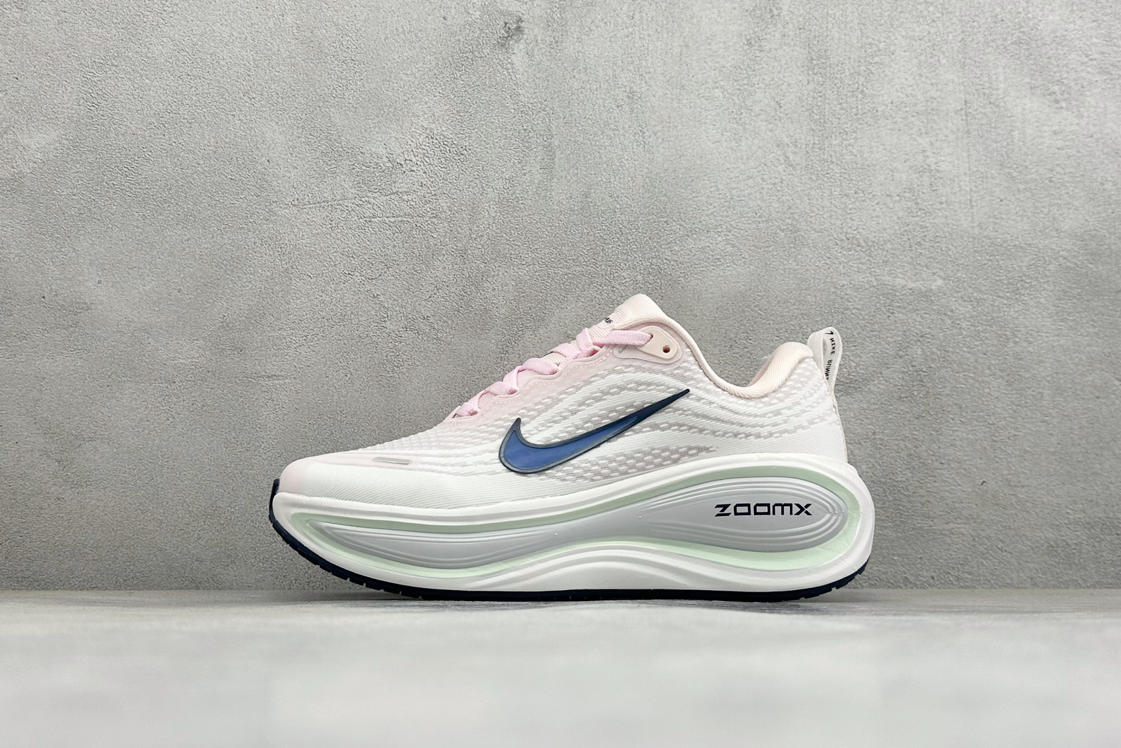 XL福利 Nike VOMERO PLUS 耐克 舒适减震防滑 低帮跑步鞋 全掌ReactX泡绵中底 前掌和后跟还配备了
