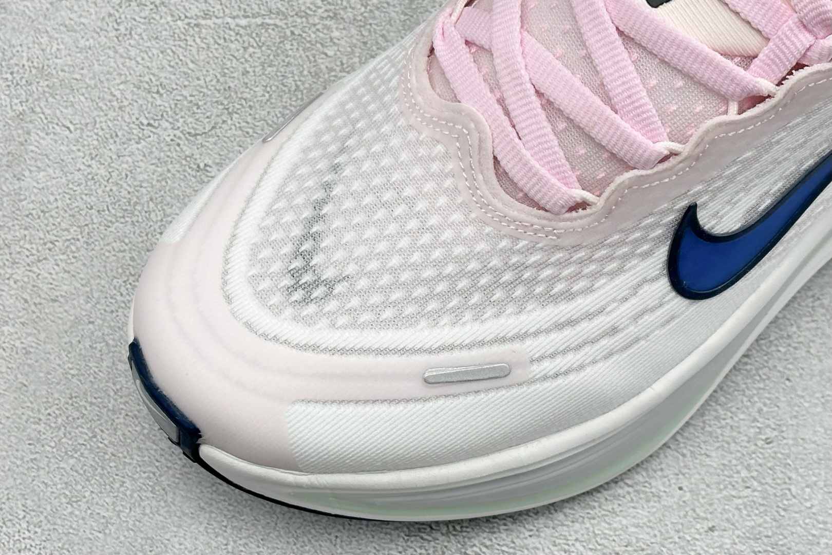 XL福利 Nike VOMERO PLUS 耐克 舒适减震防滑 低帮跑步鞋 全掌ReactX泡绵中底 前掌和后跟还配备了