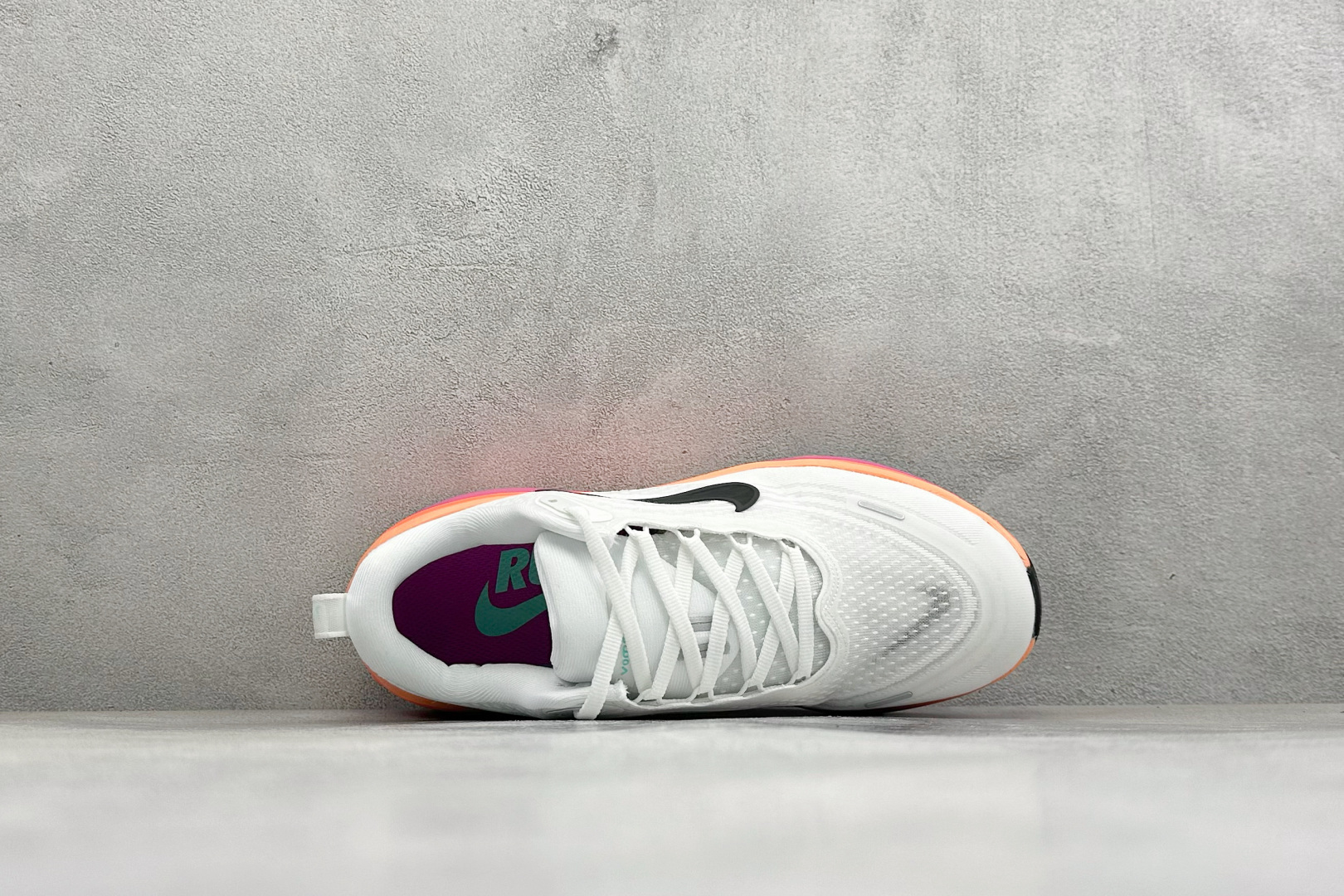 XL福利 Nike VOMERO PLUS 耐克 舒适减震防滑 低帮跑步鞋 全掌ReactX泡绵中底 前掌和后跟还配备了 XL福利 Nike VOMERO PLUS 耐克 舒适减震防滑 低帮跑步鞋 全掌ReactX泡绵中底 前掌和后跟还配备了