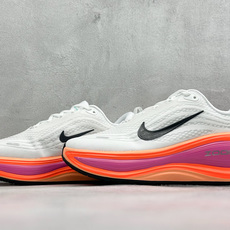 XL福利 Nike VOMERO PLUS 耐克 舒适减震防滑 低帮跑步鞋 全掌ReactX泡绵中底 前掌和后跟还配备了 XL福利 Nike VOMERO PLUS 耐克 舒适减震防滑 低帮跑步鞋 全掌ReactX泡绵中底 前掌和后跟还配备了
