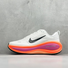 XL福利 Nike VOMERO PLUS 耐克 舒适减震防滑 低帮跑步鞋 全掌ReactX泡绵中底 前掌和后跟还配备了 XL福利 Nike VOMERO PLUS 耐克 舒适减震防滑 低帮跑步鞋 全掌ReactX泡绵中底 前掌和后跟还配备了