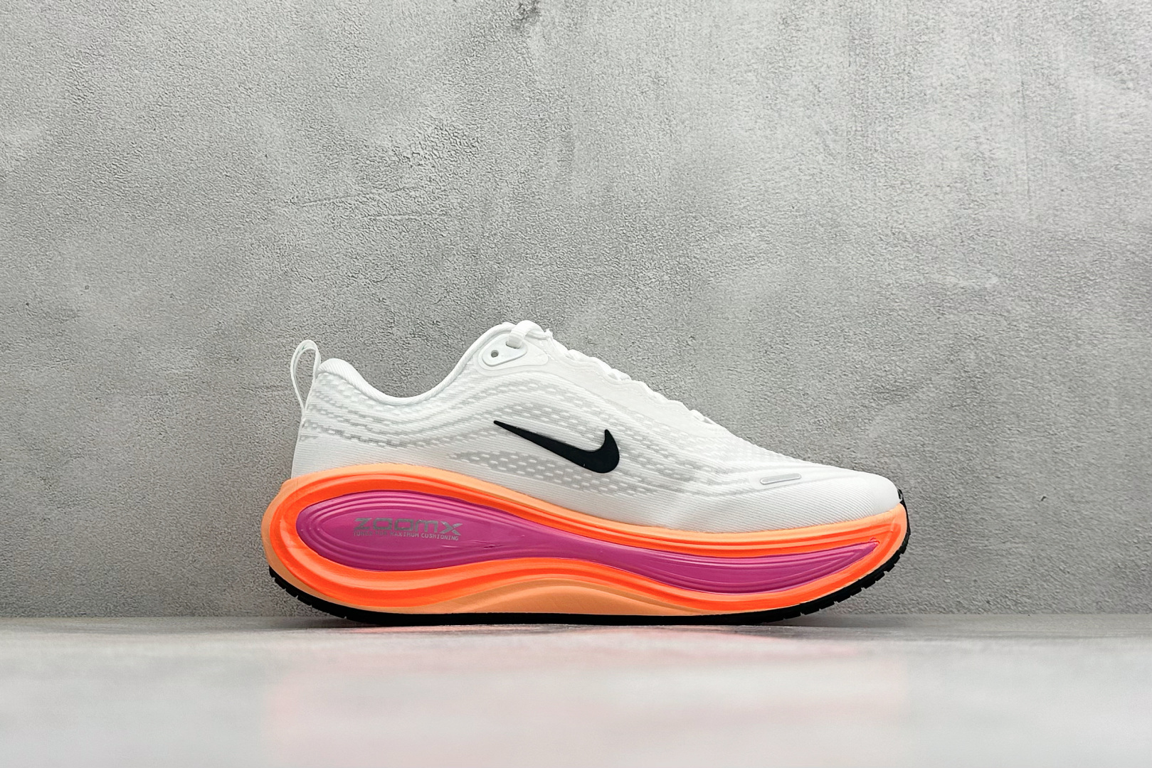 XL福利 Nike VOMERO PLUS 耐克 舒适减震防滑 低帮跑步鞋 全掌ReactX泡绵中底 前掌和后跟还配备了 XL福利 Nike VOMERO PLUS 耐克 舒适减震防滑 低帮跑步鞋 全掌ReactX泡绵中底 前掌和后跟还配备了