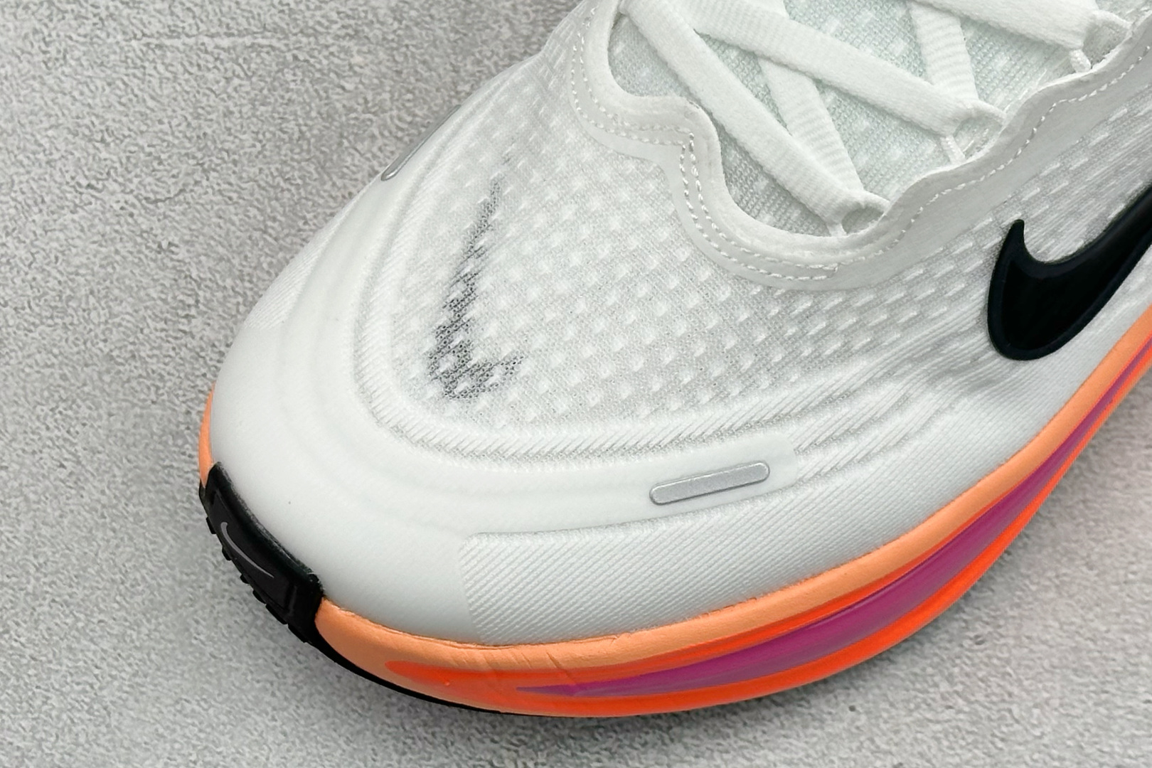 XL福利 Nike VOMERO PLUS 耐克 舒适减震防滑 低帮跑步鞋 全掌ReactX泡绵中底 前掌和后跟还配备了 XL福利 Nike VOMERO PLUS 耐克 舒适减震防滑 低帮跑步鞋 全掌ReactX泡绵中底 前掌和后跟还配备了