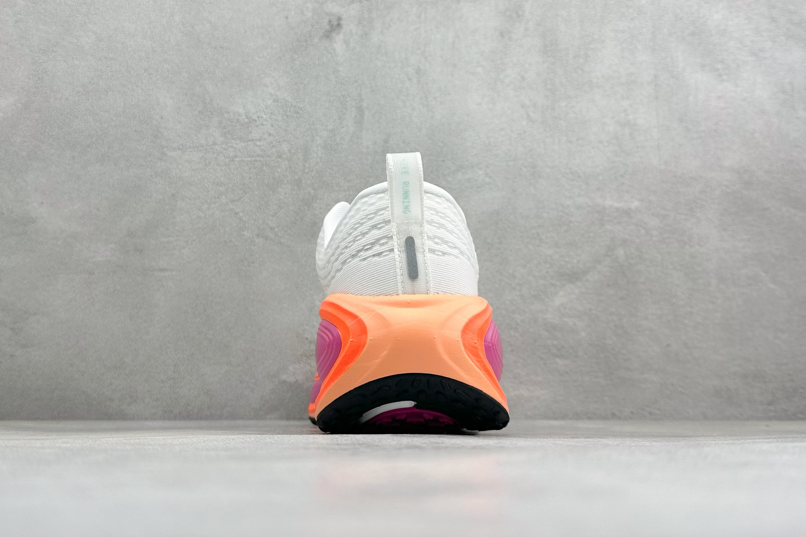 XL福利 Nike VOMERO PLUS 耐克 舒适减震防滑 低帮跑步鞋 全掌ReactX泡绵中底 前掌和后跟还配备了 XL福利 Nike VOMERO PLUS 耐克 舒适减震防滑 低帮跑步鞋 全掌ReactX泡绵中底 前掌和后跟还配备了