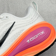 XL福利 Nike VOMERO PLUS 耐克 舒适减震防滑 低帮跑步鞋 全掌ReactX泡绵中底 前掌和后跟还配备了 XL福利 Nike VOMERO PLUS 耐克 舒适减震防滑 低帮跑步鞋 全掌ReactX泡绵中底 前掌和后跟还配备了