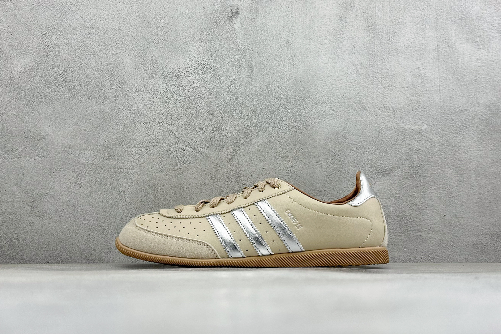 ML版Adidas CHANGLE 阿迪舒适百搭薄底低帮板鞋 货号：KJ3961 尺码：36-45 