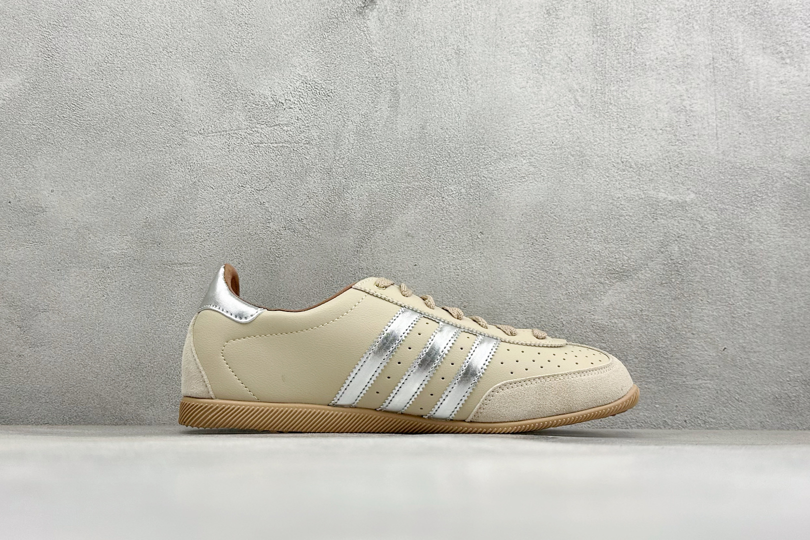 ML版Adidas CHANGLE 阿迪舒适百搭薄底低帮板鞋 货号：KJ3961 尺码：36-45 