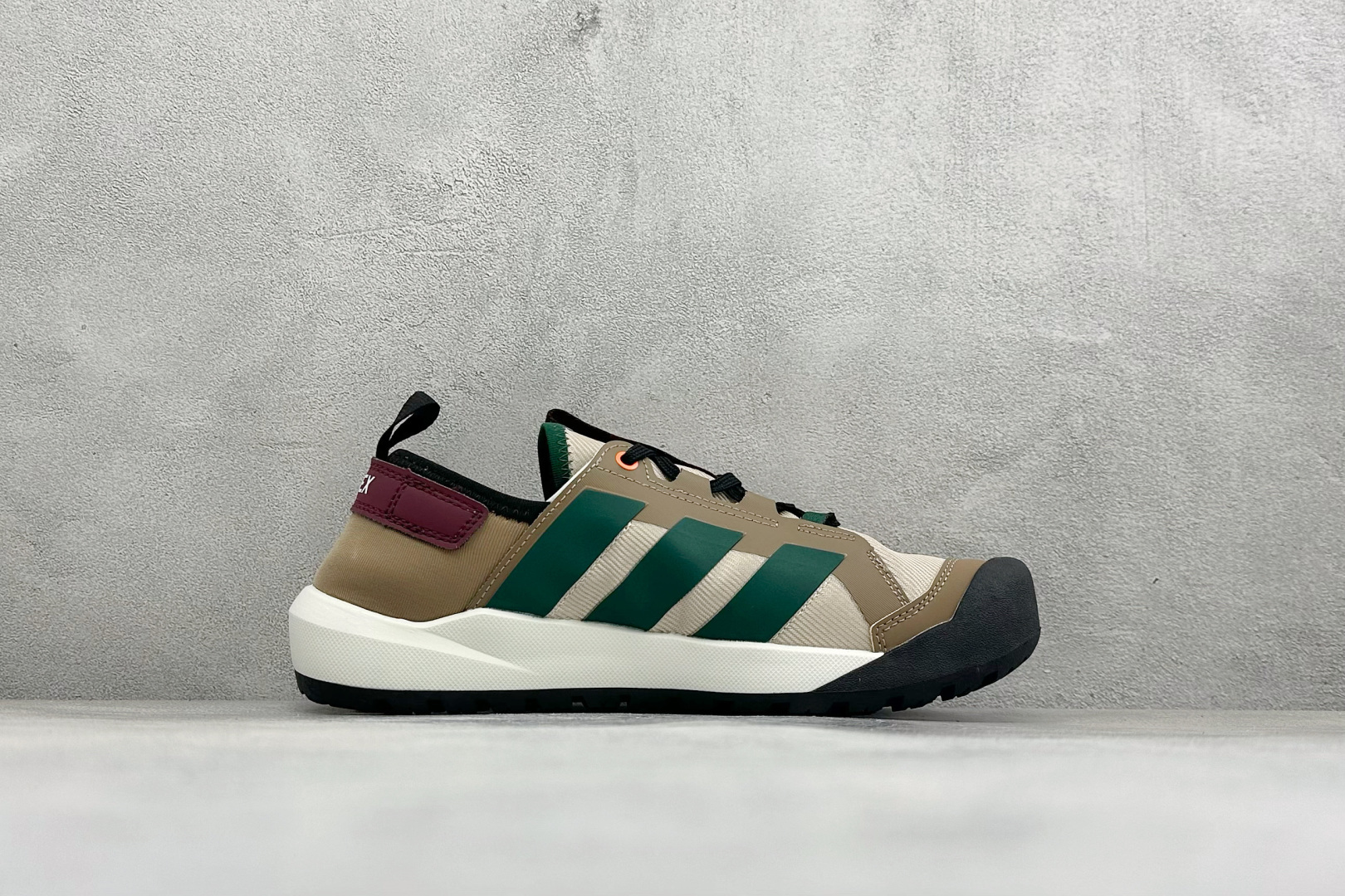 Adidas Terrex Daroga 25 阿迪达斯 户外休闲运动鞋 脚感舒适 旨在适合徒步和野营旅行 搭载舒适鞋面 Adidas Terrex Daroga 25 阿迪达斯 户外休闲运动鞋 脚感舒适 旨在适合徒步和野营旅行 搭载舒适鞋面