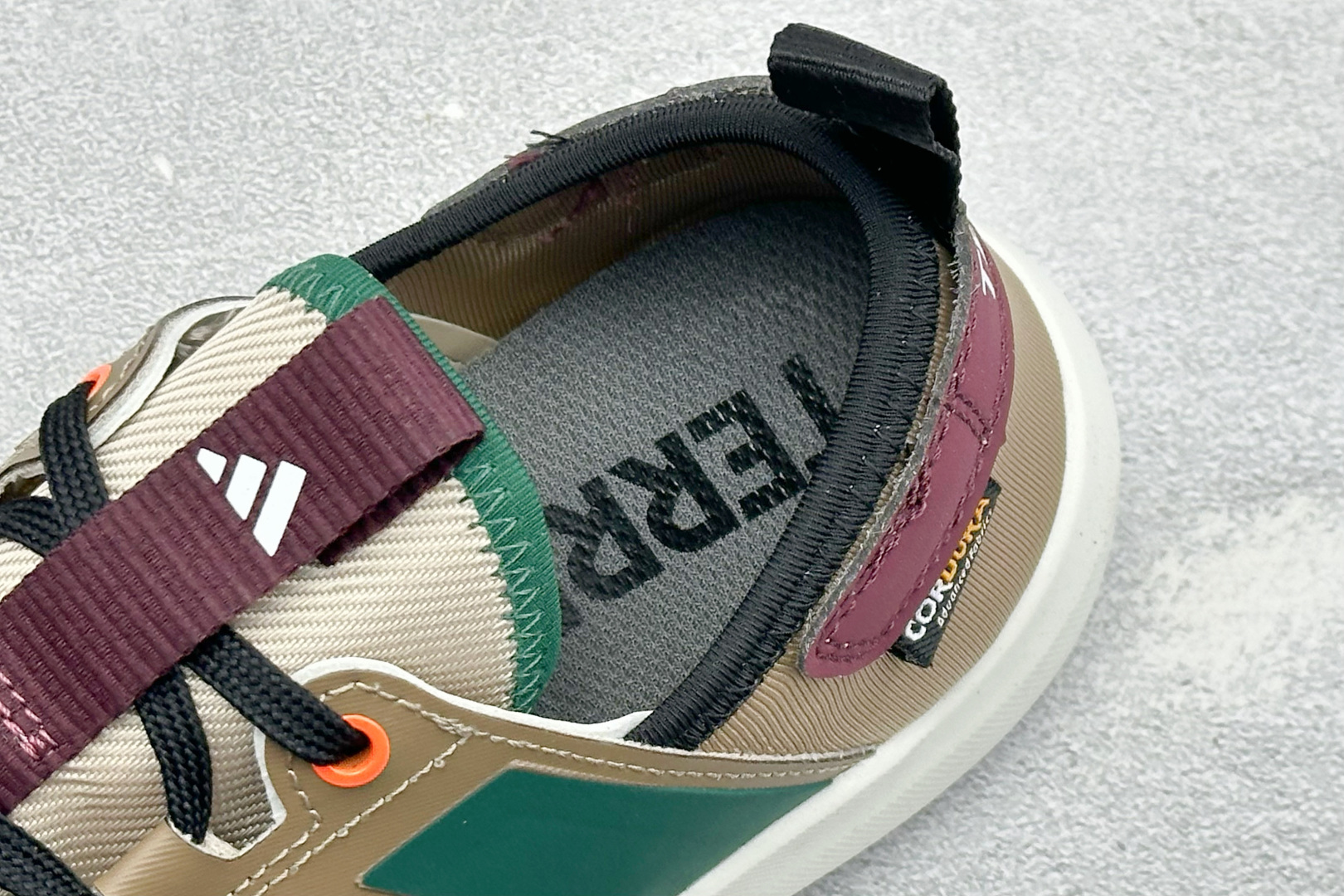 Adidas Terrex Daroga 25 阿迪达斯 户外休闲运动鞋 脚感舒适 旨在适合徒步和野营旅行 搭载舒适鞋面 Adidas Terrex Daroga 25 阿迪达斯 户外休闲运动鞋 脚感舒适 旨在适合徒步和野营旅行 搭载舒适鞋面