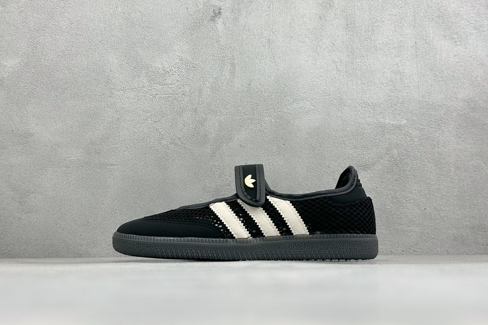 FX版Adidas三叶草SAMBA Jane W 玛丽珍鞋 该鞋款鞋面采用多种材料拼接(缝/车线) Superstar系 FX版Adidas三叶草SAMBA Jane W 玛丽珍鞋 该鞋款鞋面采用多种材料拼接(缝/车线) Superstar系