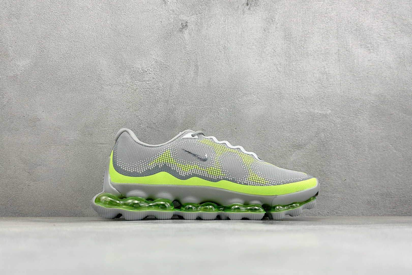 X版Nike Air LIQUID MAX 耐克气垫跑步鞋 全新的設計,將潮人們最愛的「大 AIR」Air More U X版Nike Air LIQUID MAX 耐克气垫跑步鞋 全新的設計,將潮人們最愛的「大 AIR」Air More U