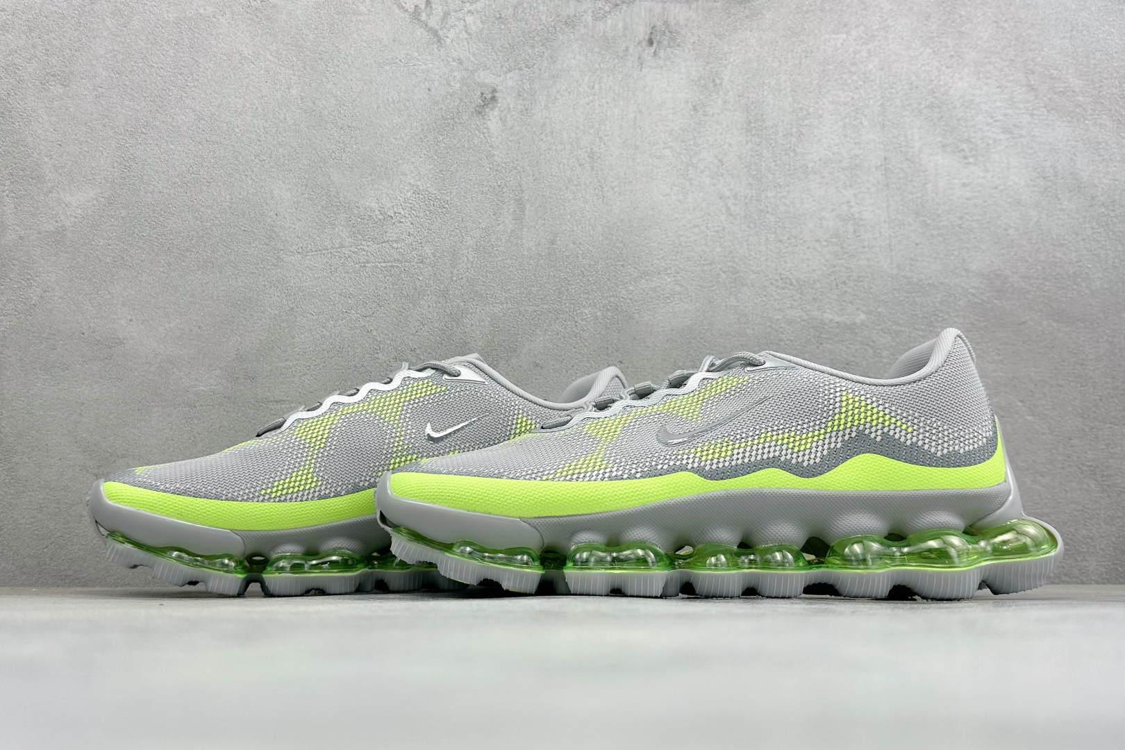 X版Nike Air LIQUID MAX 耐克气垫跑步鞋 全新的設計,將潮人們最愛的「大 AIR」Air More U X版Nike Air LIQUID MAX 耐克气垫跑步鞋 全新的設計,將潮人們最愛的「大 AIR」Air More U