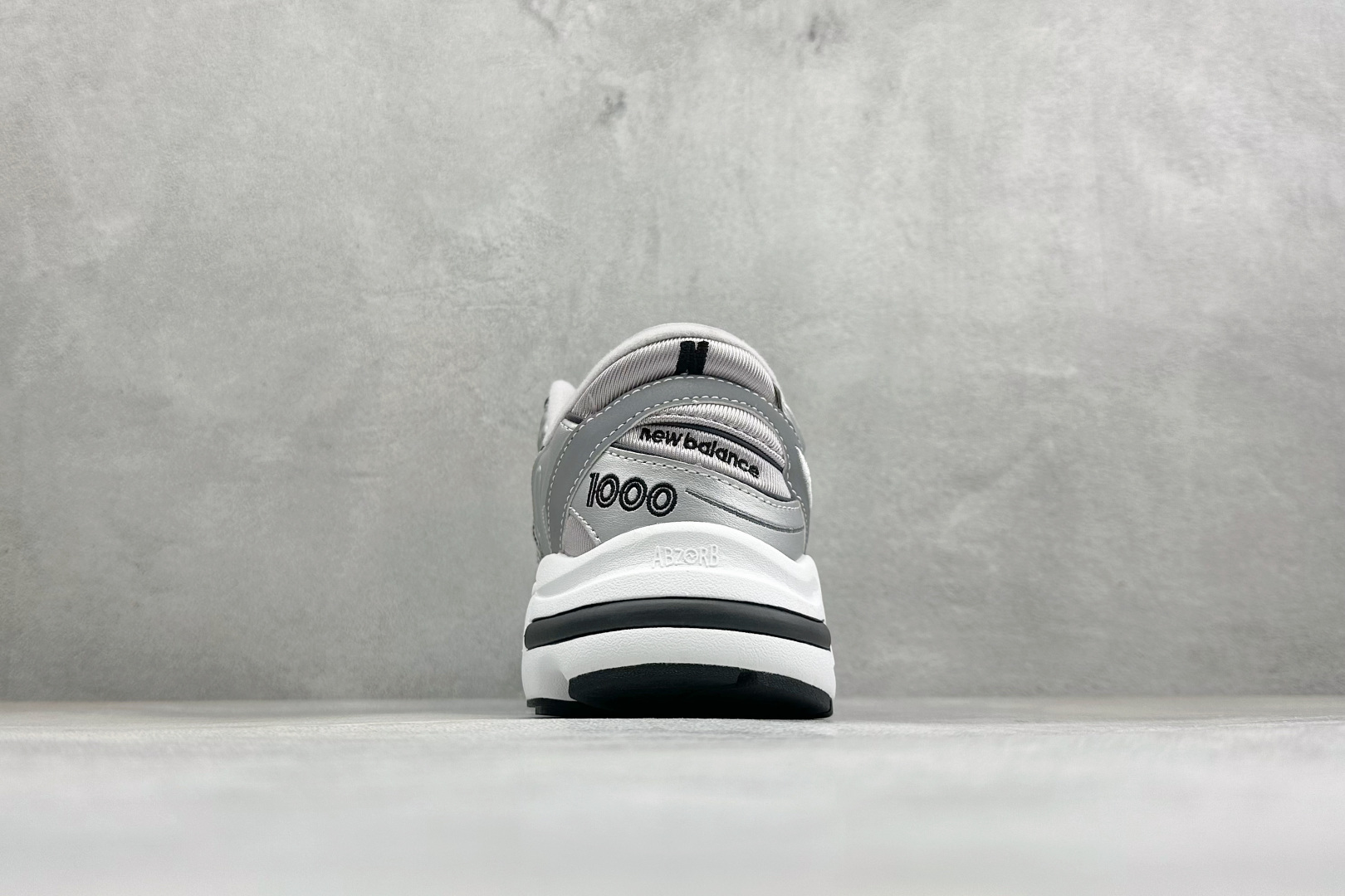 New Balance NB 1000 银色 货号:U10001PD 尺码:36 36.5 37.5 38 38.5 3 New Balance NB 1000 银色 货号:U10001PD 尺码:36 36.5 37.5 38 38.5 3