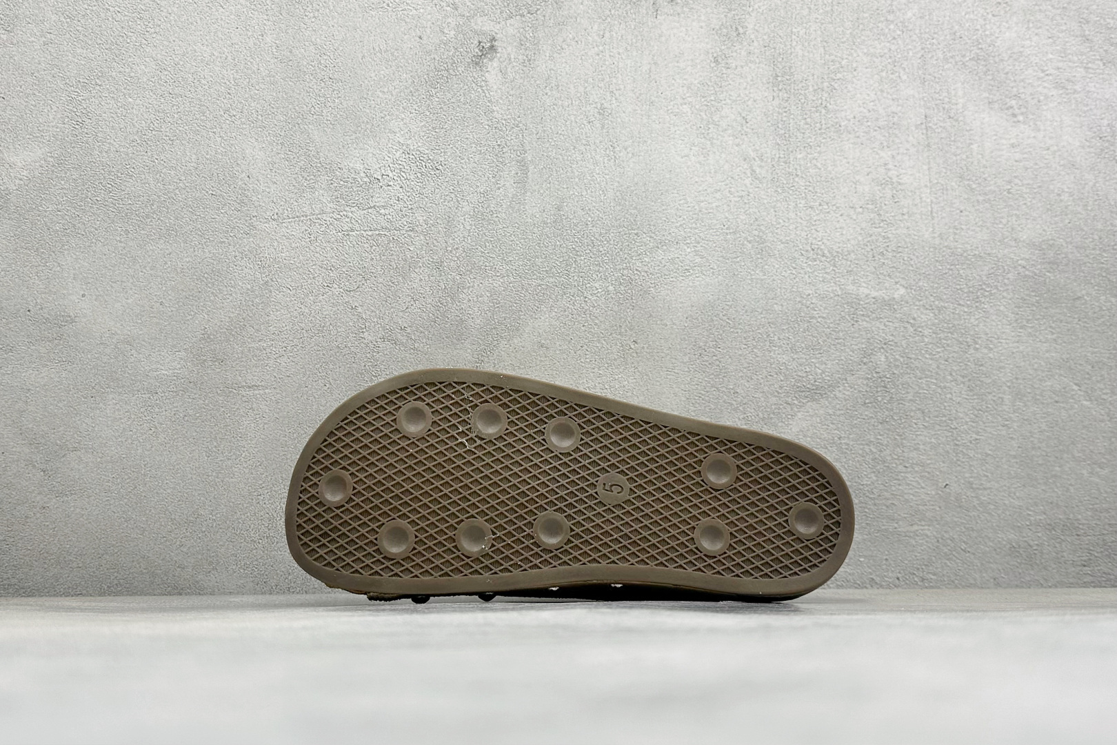 Adidas ADIMULE 沙色铆钉麂皮包头勃肯半拖 鞋面采用浅沙色翻毛麂皮,哑光复古绒面,鞋身点缀多颗金属铆钉装饰, Adidas ADIMULE 沙色铆钉麂皮包头勃肯半拖 鞋面采用浅沙色翻毛麂皮,哑光复古绒面,鞋身点缀多颗金属铆钉装饰,
