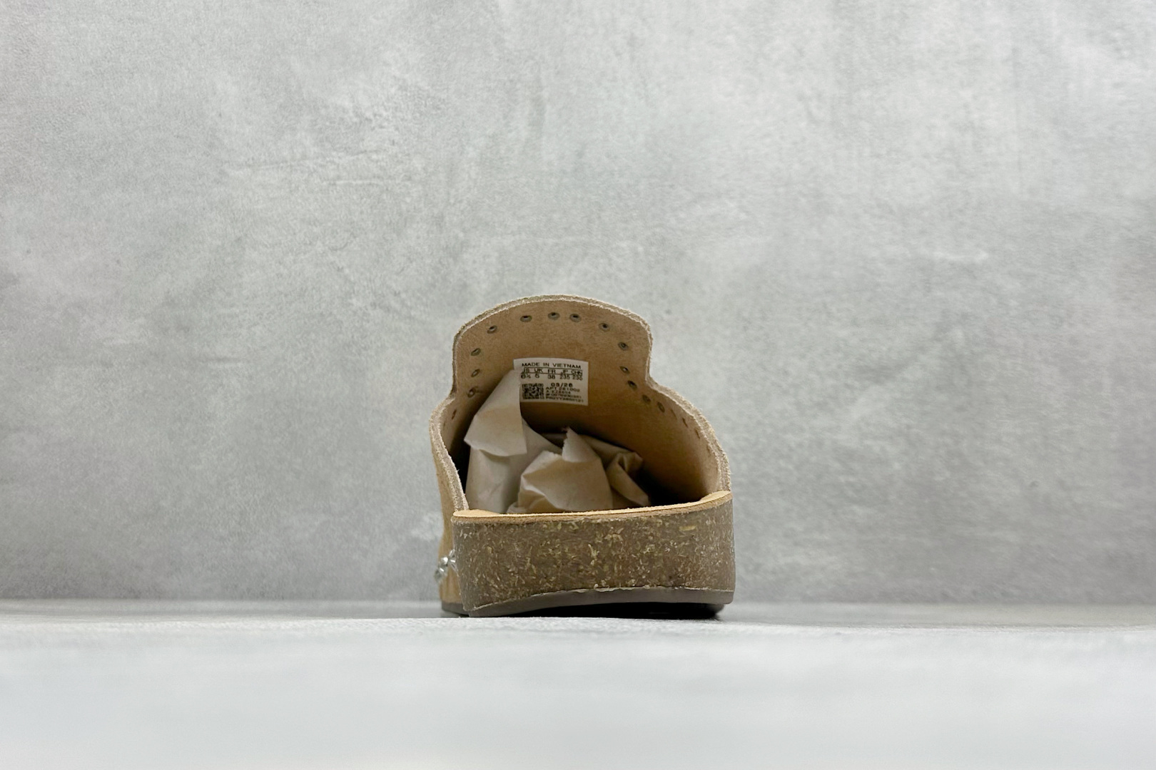 Adidas ADIMULE 沙色铆钉麂皮包头勃肯半拖 鞋面采用浅沙色翻毛麂皮,哑光复古绒面,鞋身点缀多颗金属铆钉装饰, Adidas ADIMULE 沙色铆钉麂皮包头勃肯半拖 鞋面采用浅沙色翻毛麂皮,哑光复古绒面,鞋身点缀多颗金属铆钉装饰,