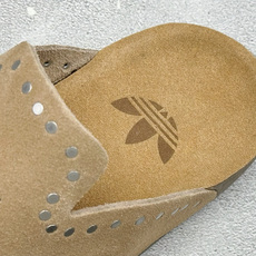 Adidas ADIMULE 沙色铆钉麂皮包头勃肯半拖 鞋面采用浅沙色翻毛麂皮,哑光复古绒面,鞋身点缀多颗金属铆钉装饰, Adidas ADIMULE 沙色铆钉麂皮包头勃肯半拖 鞋面采用浅沙色翻毛麂皮,哑光复古绒面,鞋身点缀多颗金属铆钉装饰,