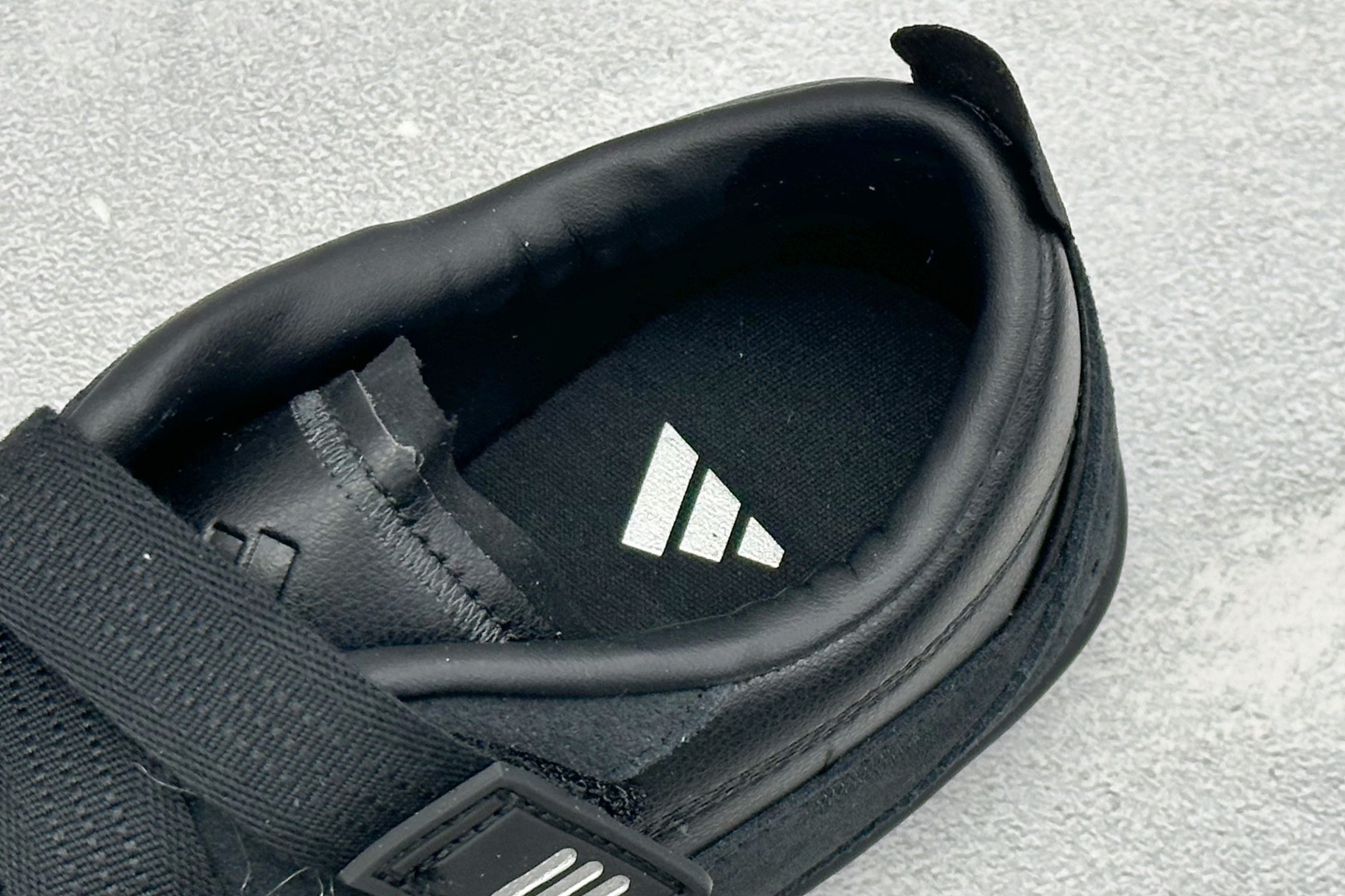XH版Adidas Urban Reverie 阿迪舒适时尚魔术贴防滑耐磨生活休闲鞋 货号：JQ9388 尺码：36-4