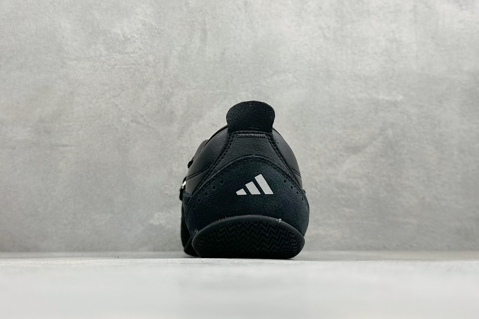 XH版Adidas Urban Reverie 阿迪舒适时尚魔术贴防滑耐磨生活休闲鞋 货号：JQ9388 尺码：36-4